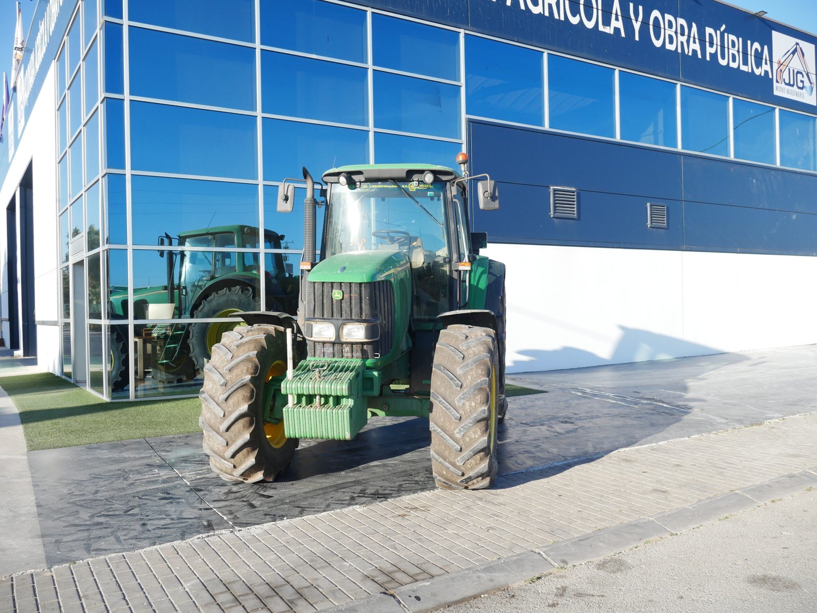 Tractor John Deere 6920 del año 2005 con 15.000 horas, motor de 141 CV y tracción total 4x4