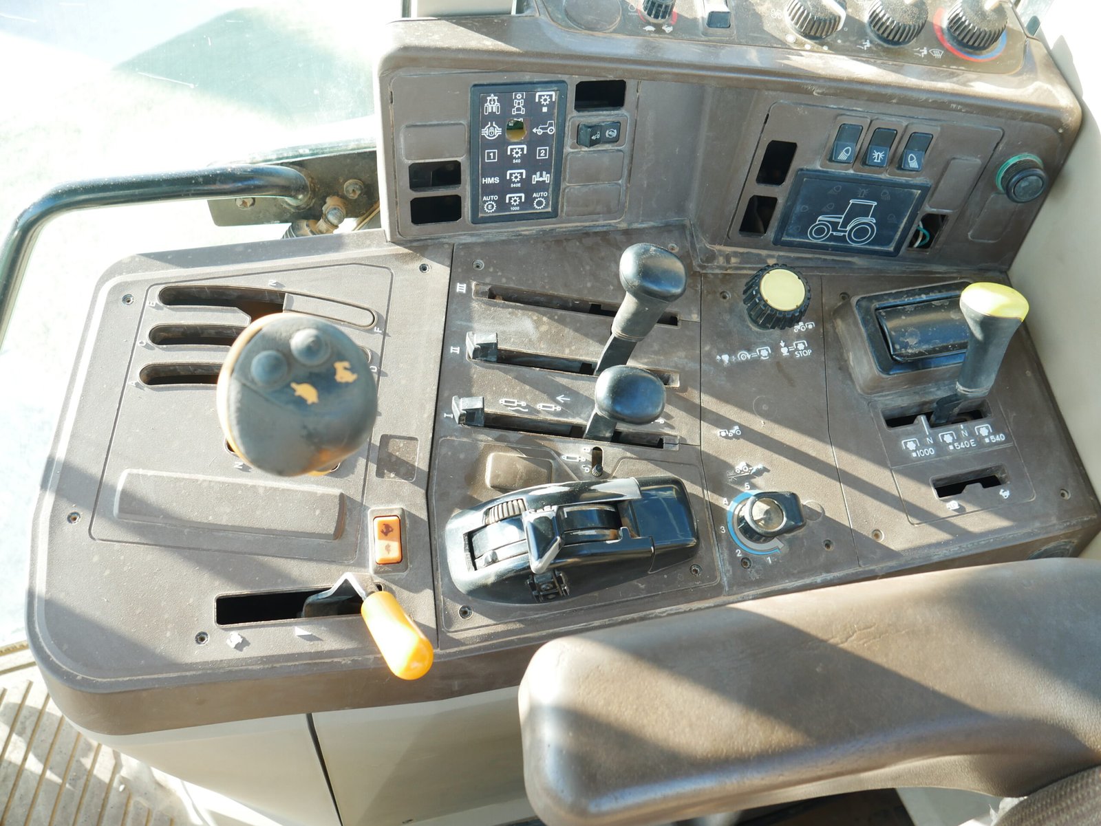 Tractor John Deere 6920 del año 2005 con 15.000 horas, motor de 141 CV y tracción total 4x4