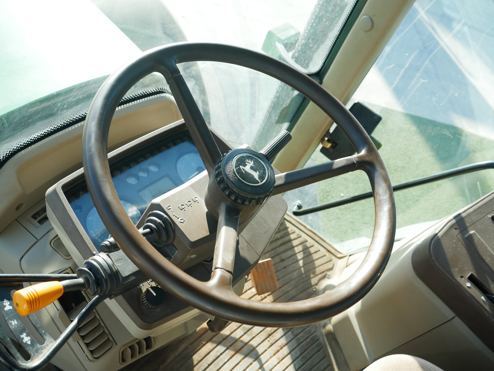 Tractor John Deere 6920 del año 2005 con 15.000 horas, motor de 141 CV y tracción total 4x4