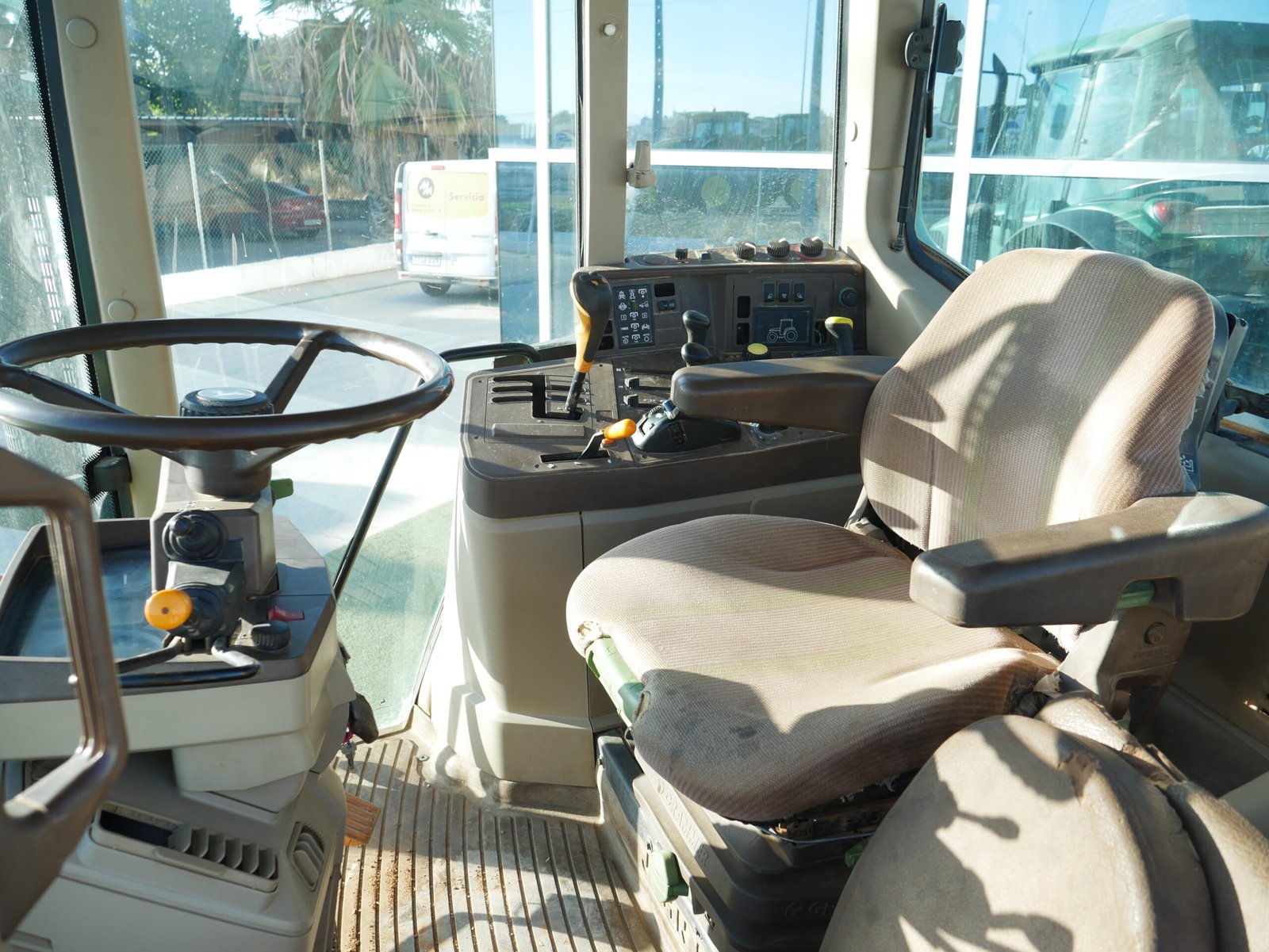 Tractor John Deere 6920 del año 2005 con 15.000 horas, motor de 141 CV y tracción total 4x4