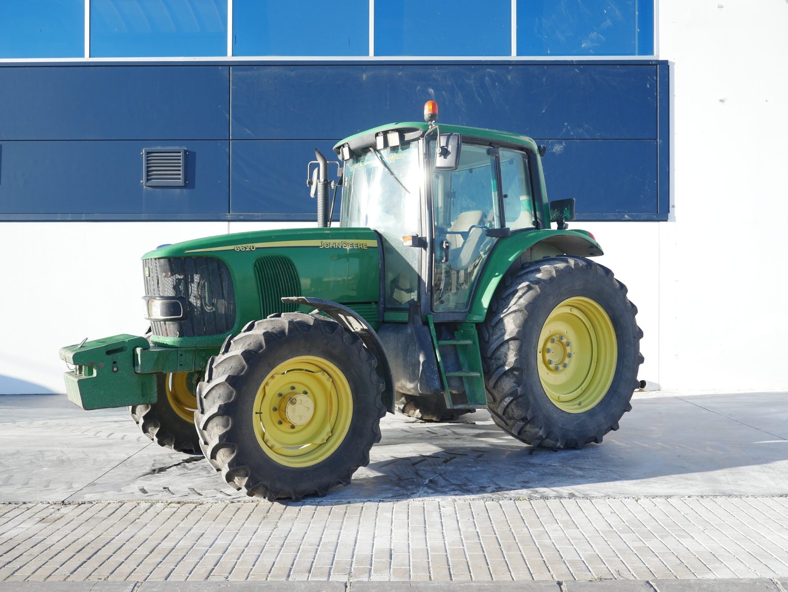Tractor John Deere 6620 del año 2002 con 14.000 horas, motor de 6 cilindros y tracción total 4x4