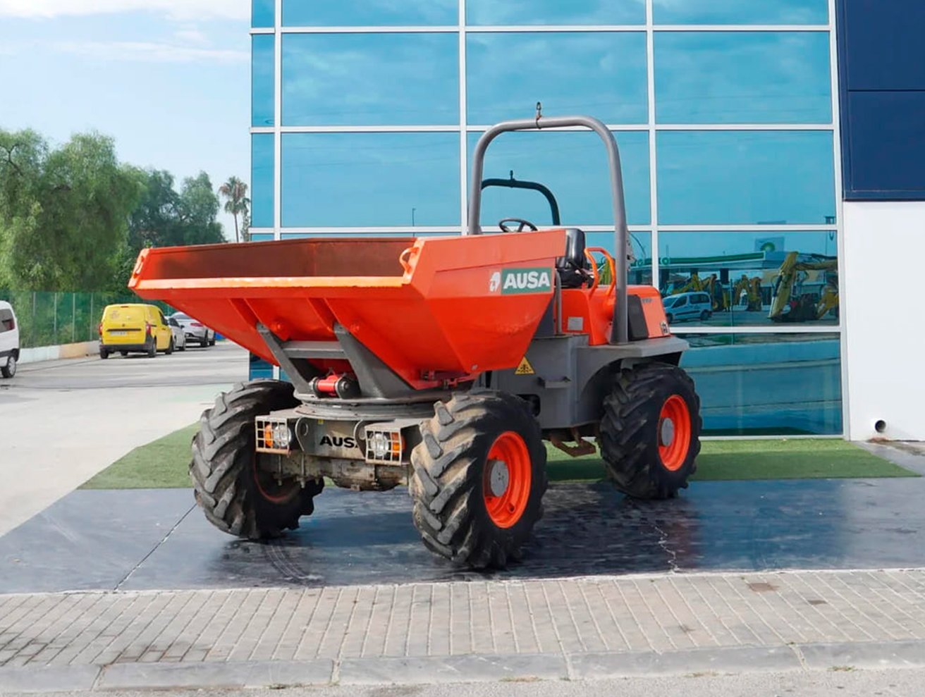 AUSA D600 APG con 6.000 kg de capacidad de carga y motor Perkins 1104D-44T de 95,9 CV. Dumper articulado 4x4 con transmisión hidrostática, volquete giratorio APG y gran maniobrabilidad para obras de construcción y movimiento de tierras. Potencia, estabilidad y rendimiento profesional en cada jornada. Ideal para empresas que buscan maquinaria fiable, productiva y rentable.