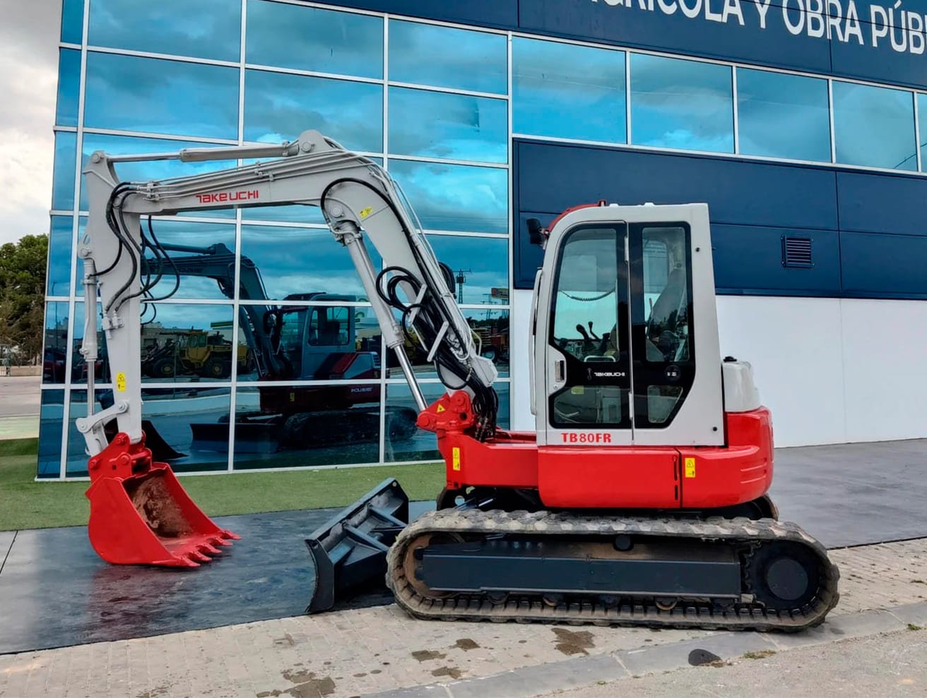 Excavadora-de-Cadenas-Takeuchi-segund (1)