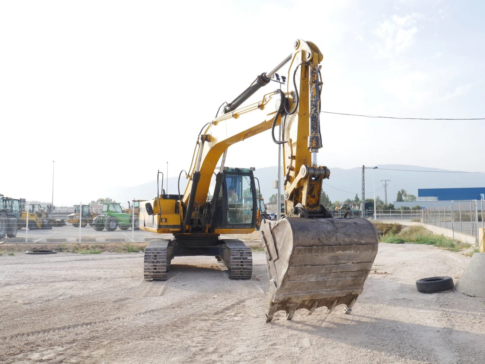 Excavadora JCB con instalación hidráulica auxiliar para implementos profesionales