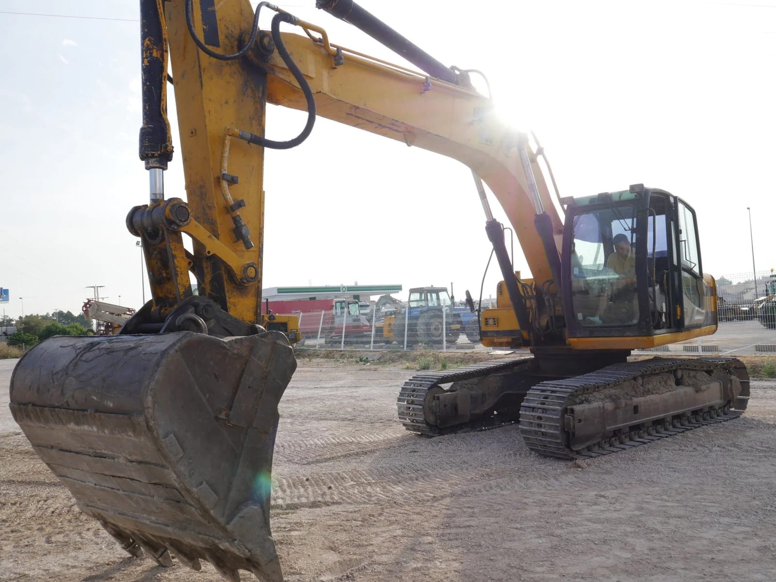 Brazo articulado de JCB JS200 con sistema hidráulico de alto rendimiento