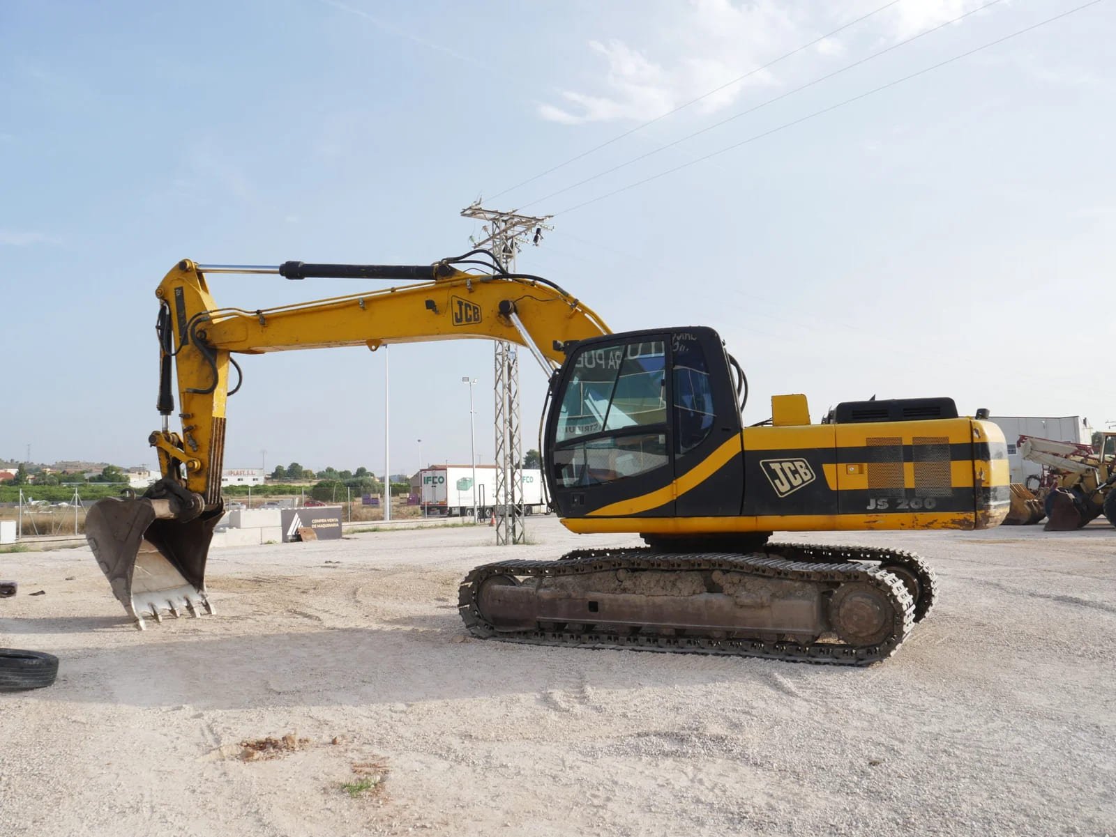 Excavadora JCB JS200 20 toneladas en venta en España con enganche rápido e instalación de martillo