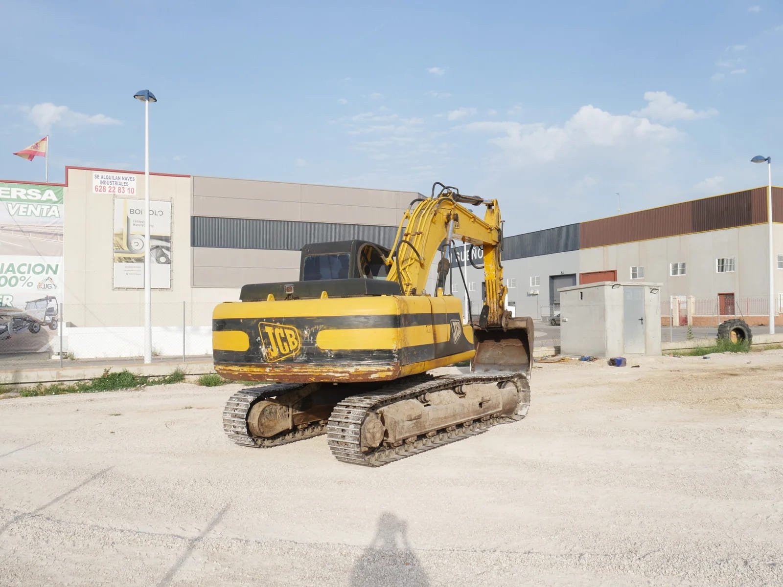 Detalle del enganche rápido en JCB JS200 para cambio ágil de implementos