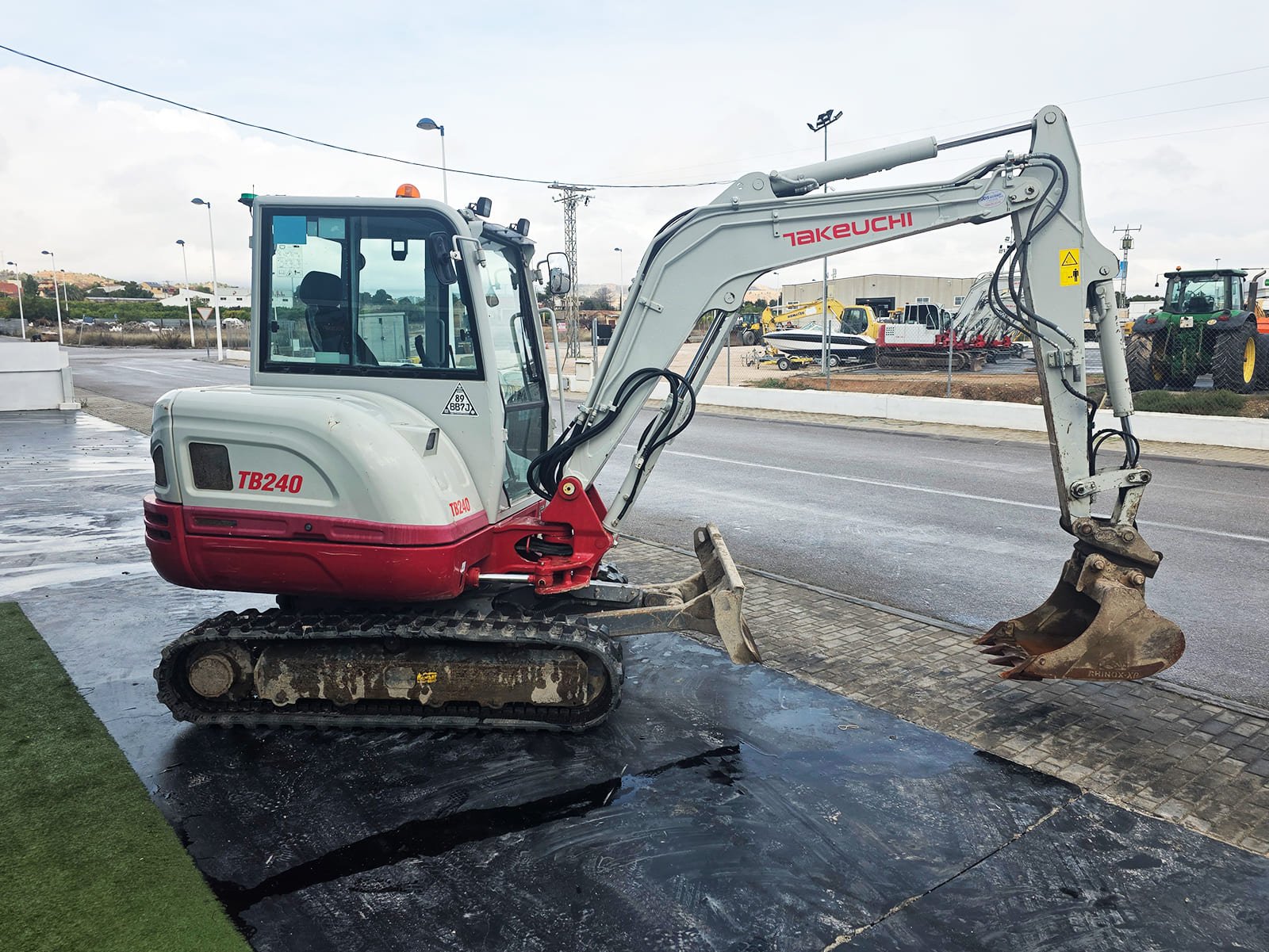 Hoja bulldozer frontal en Takeuchi TB240