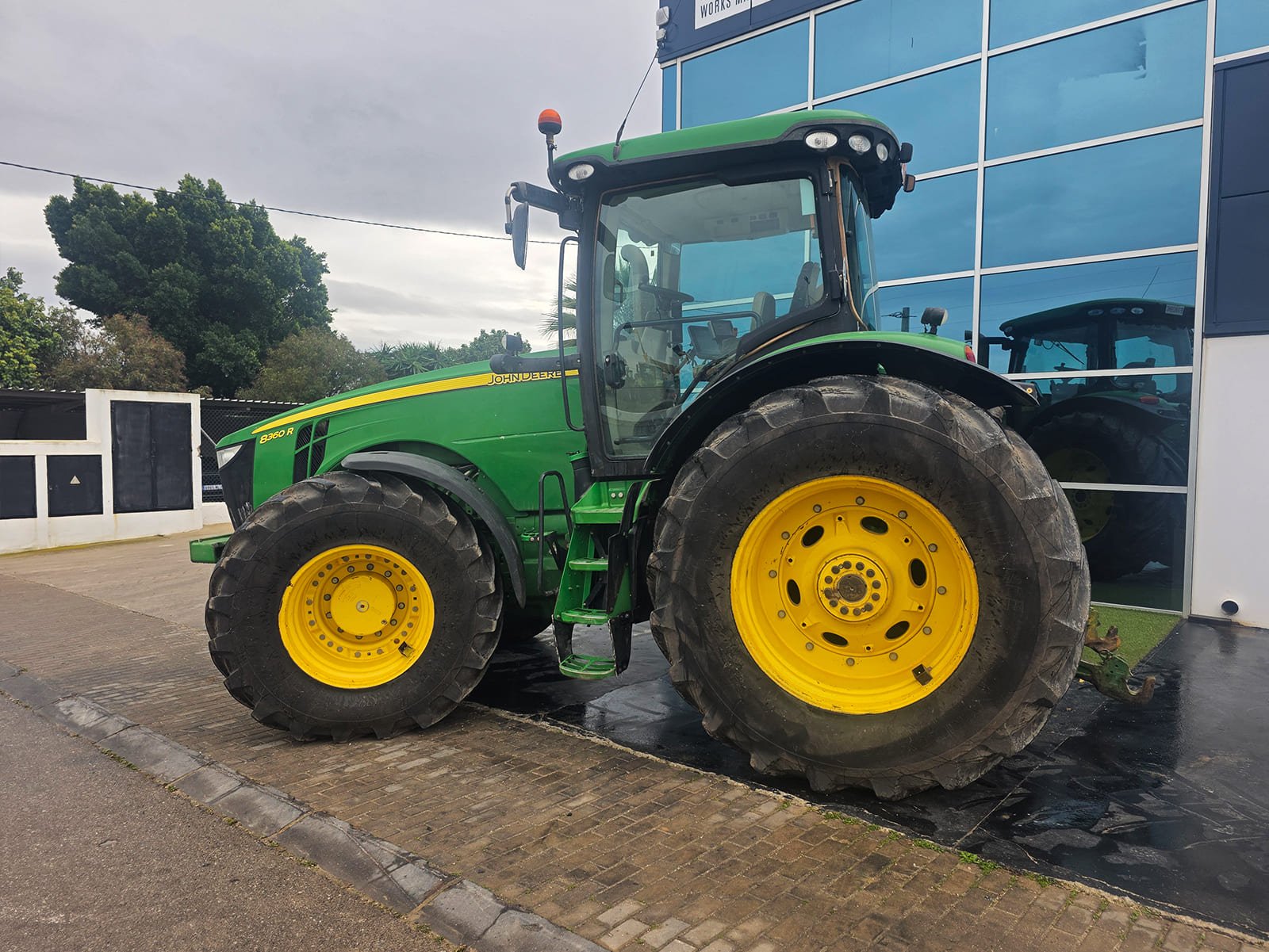 John Deere 8360 R con sistema GPS autoguiado