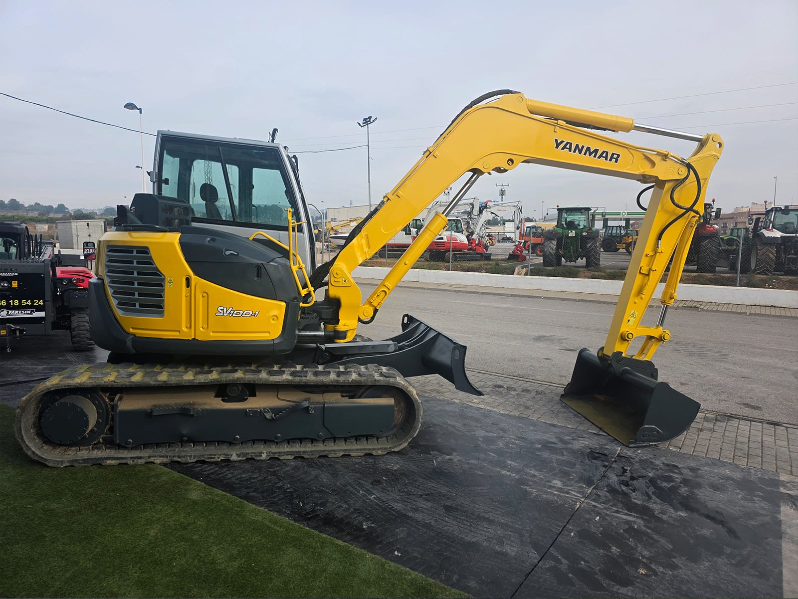 Excavadora Yanmar SV100 2011 en venta en España con 15.000 horas Yanmar SV100 10 toneladas segunda mano maquinaria construcción Vista lateral de excavadora Yanmar SV100 profesional