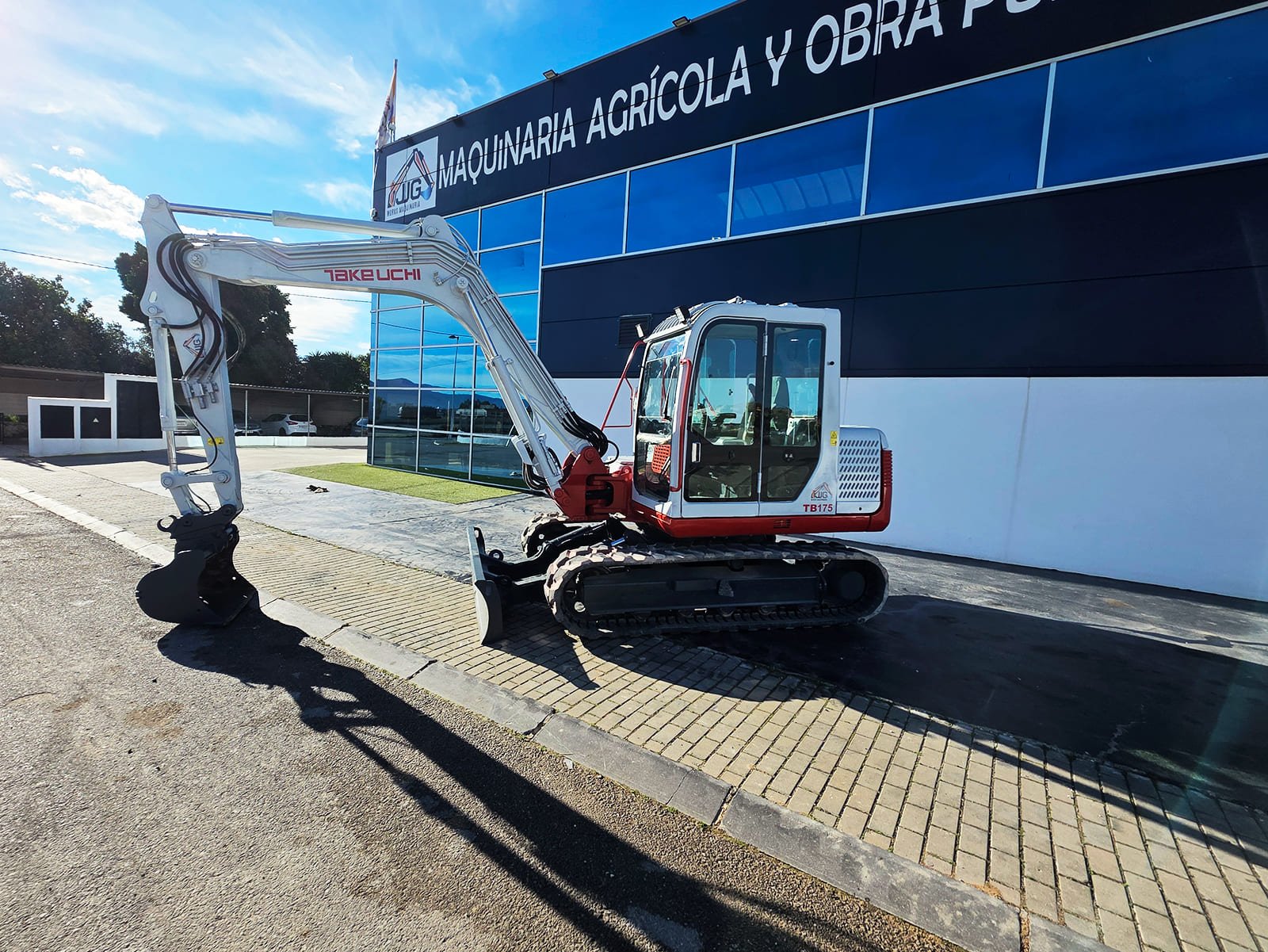 Vista lateral de excavadora Takeuchi TB 175 profesional