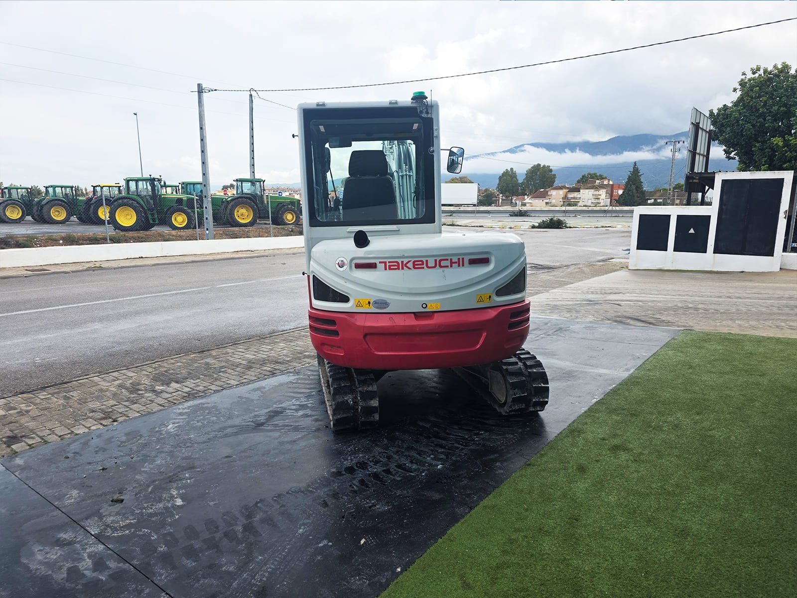 Interior cabina Takeuchi TB240 profesional