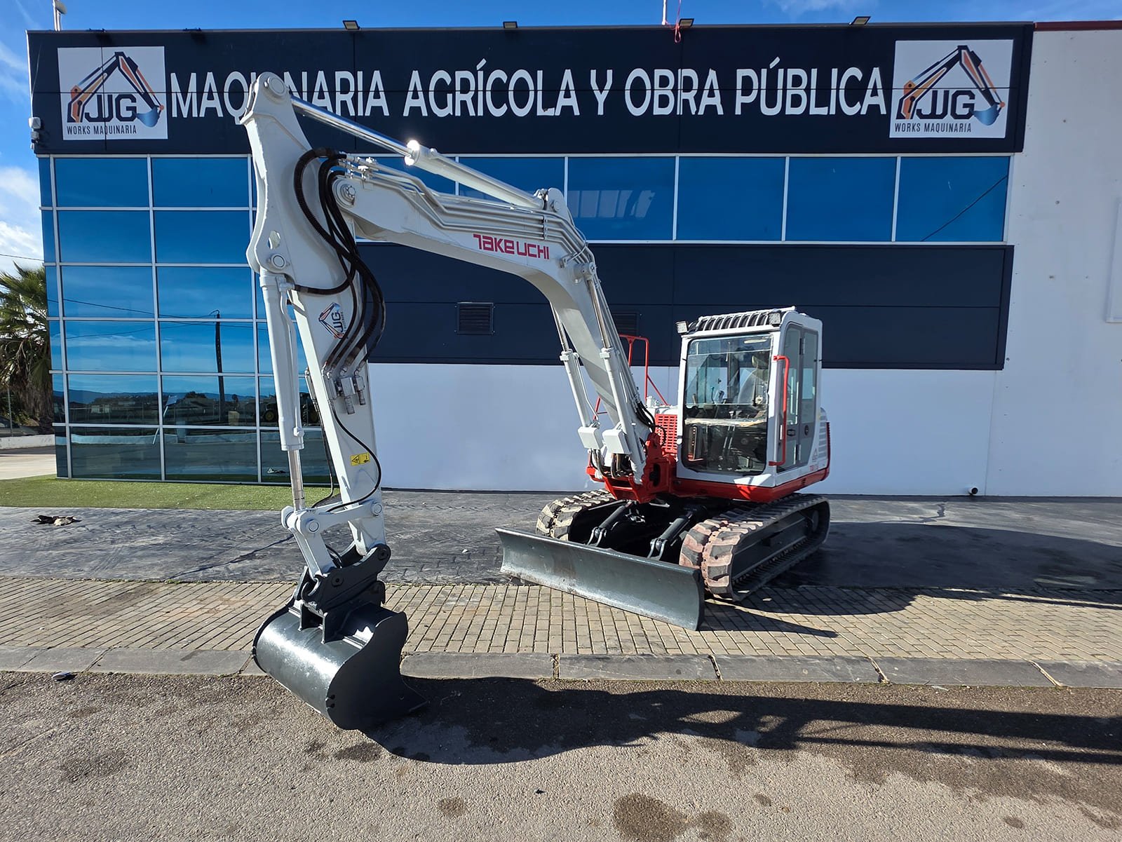 Takeuchi TB 175 año 2010 con 11.000 horas. Excavadora 7.400 kg con enganche rápido. Disponible en JJG Works con envío a toda España.