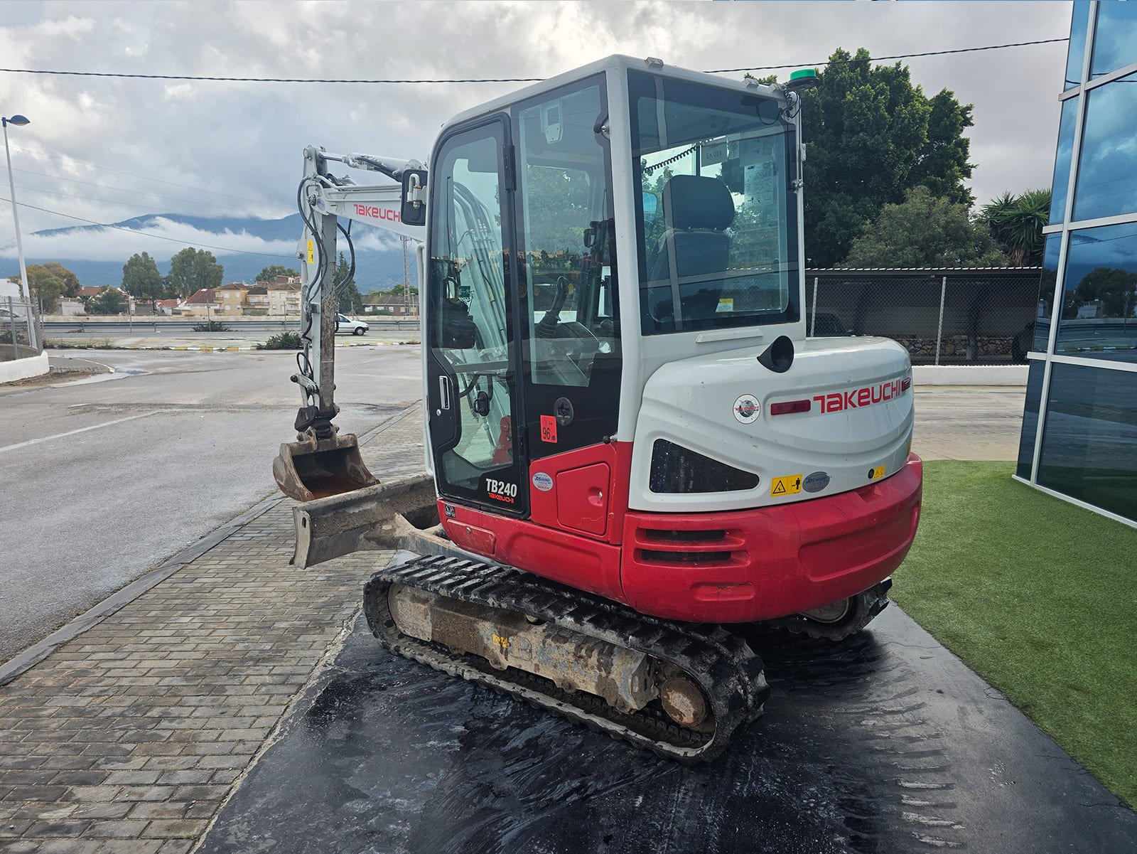 Vista frontal Takeuchi TB240 con hoja bulldozer