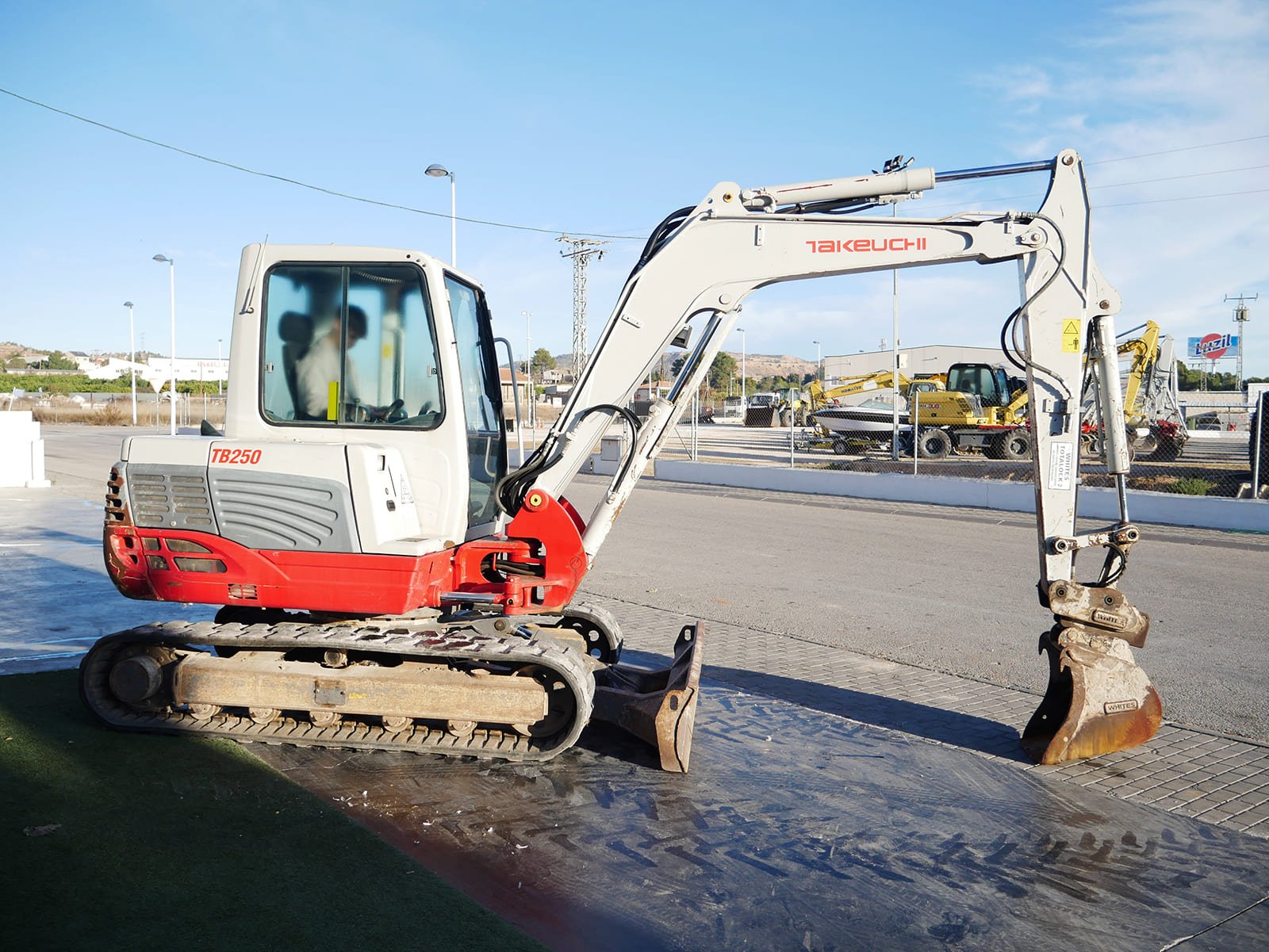 Vista lateral miniexcavadora Takeuchi TB250 profesional