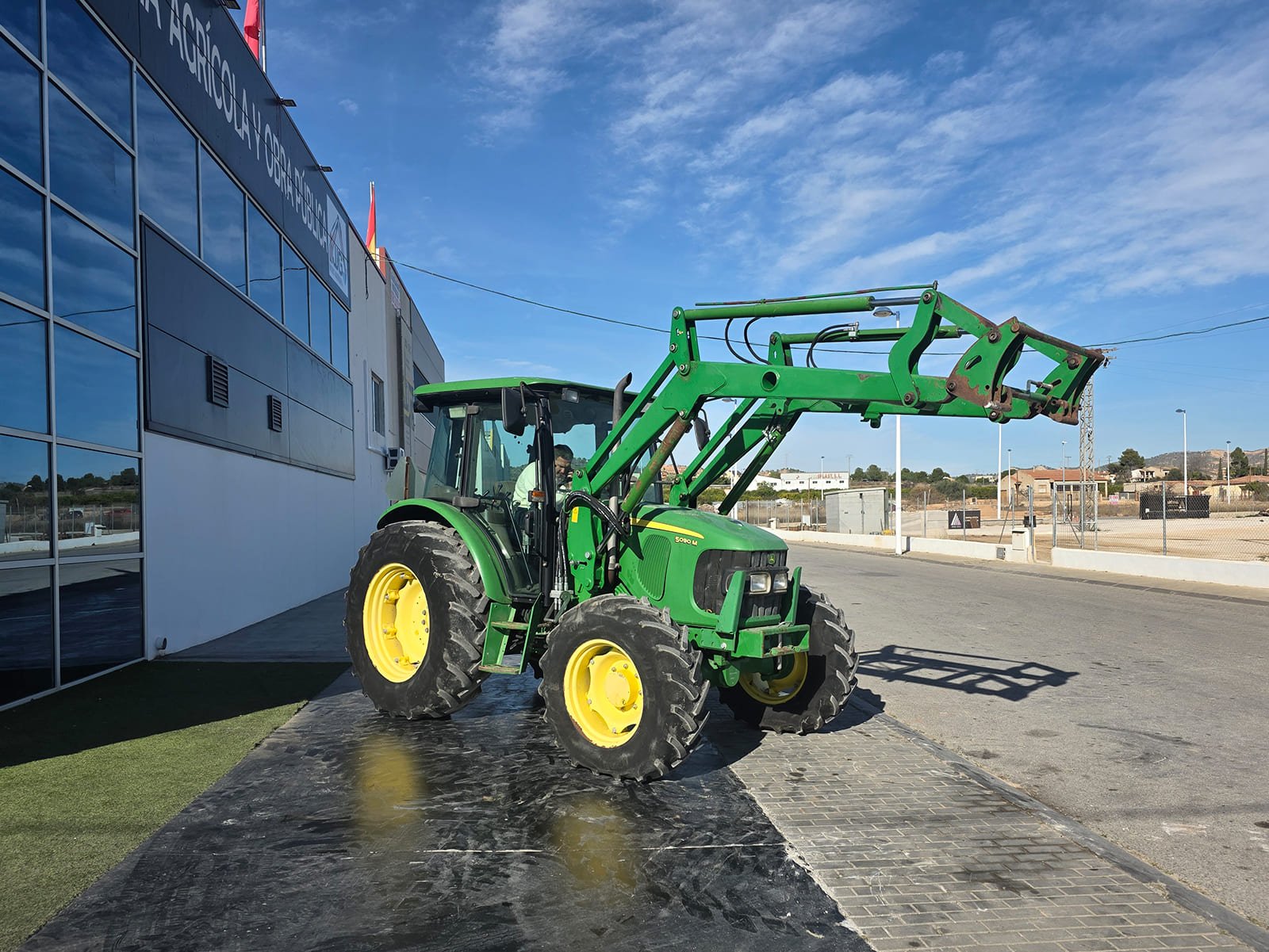 Pala frontal instalada en John Deere 5090