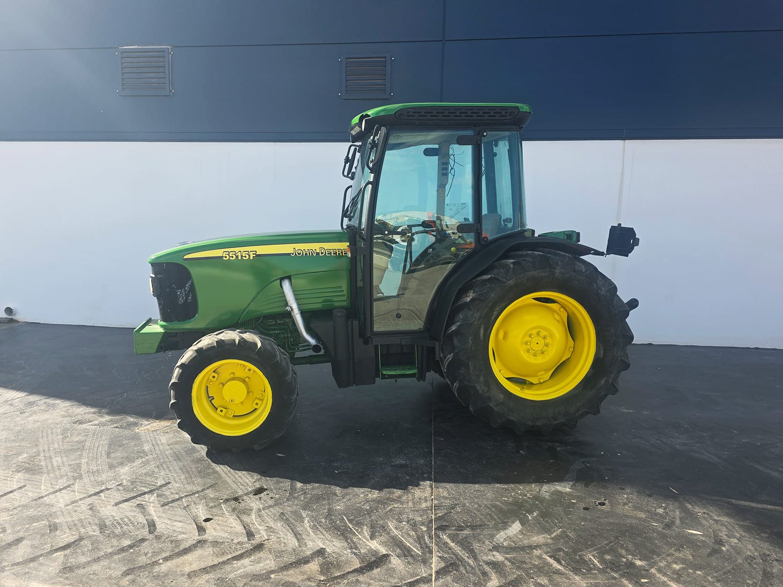 Tractor con vista lateral John Deere 5515 F Tractor estrecho John Deere ocasión España