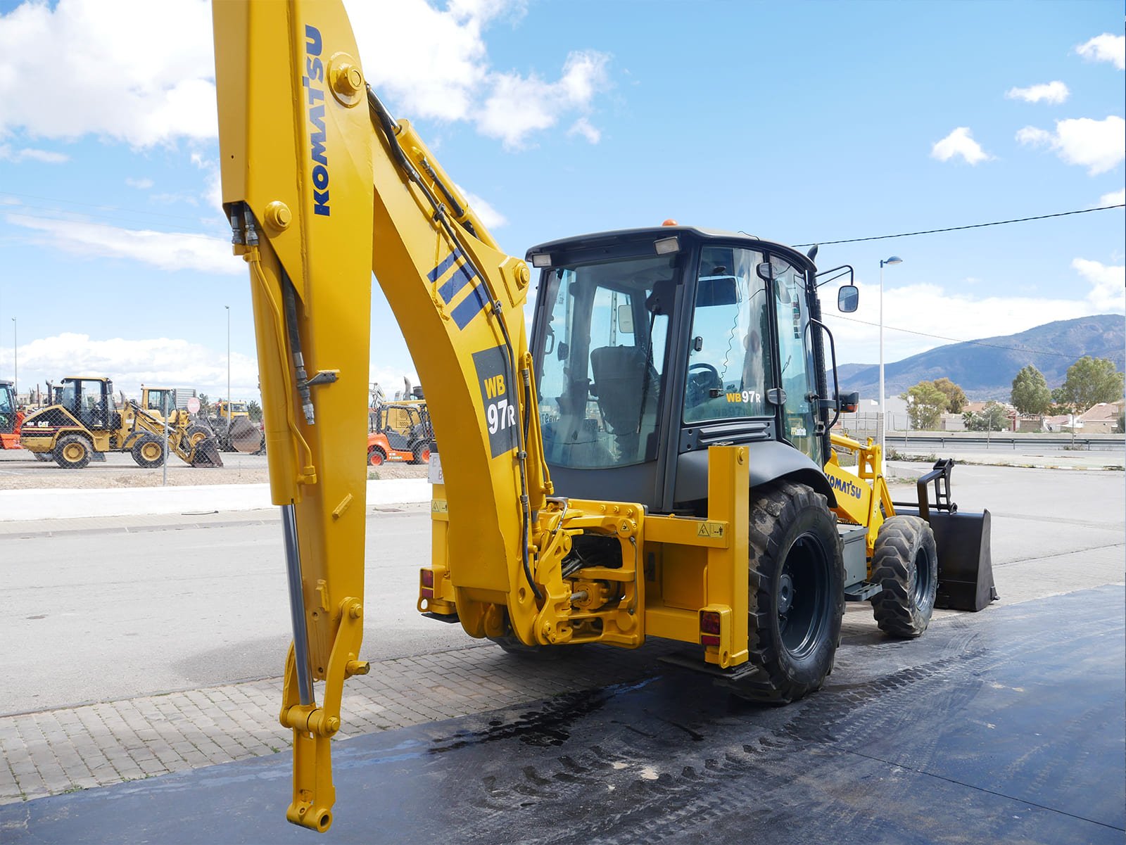 Vista lateral retroexcavadora Komatsu WB97R