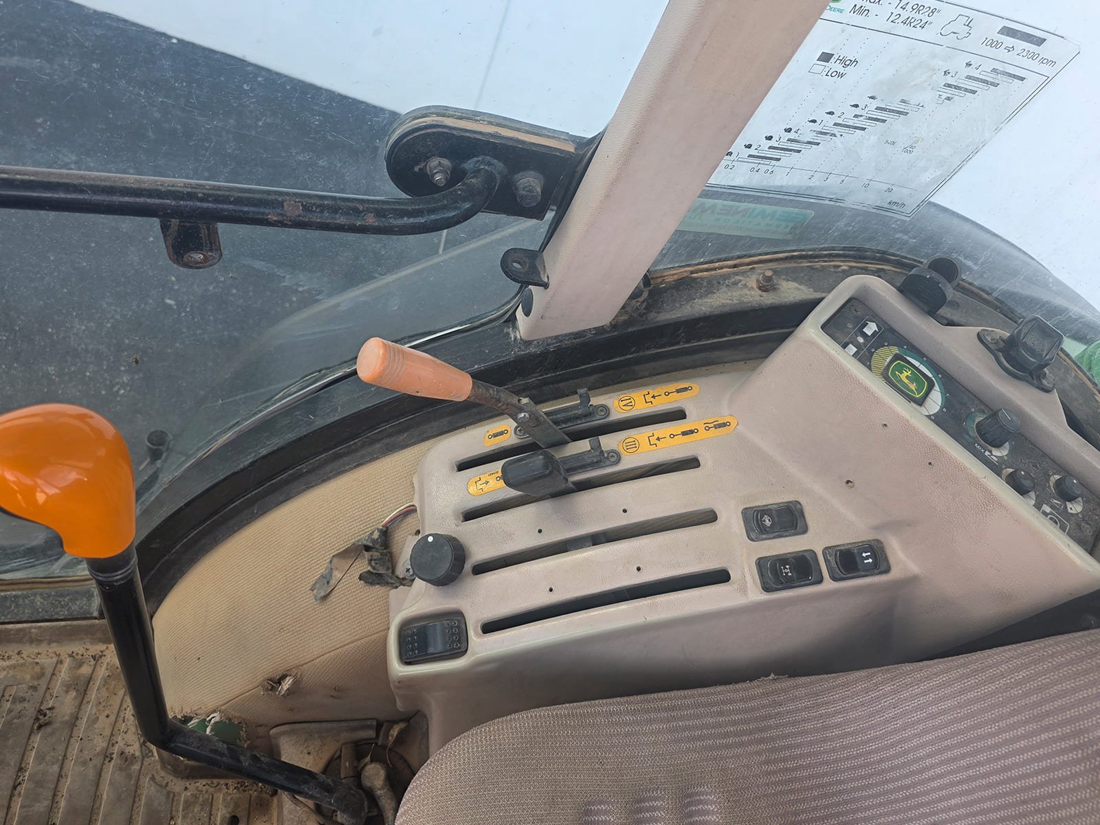 Tractor agrícola para cultivos en línea