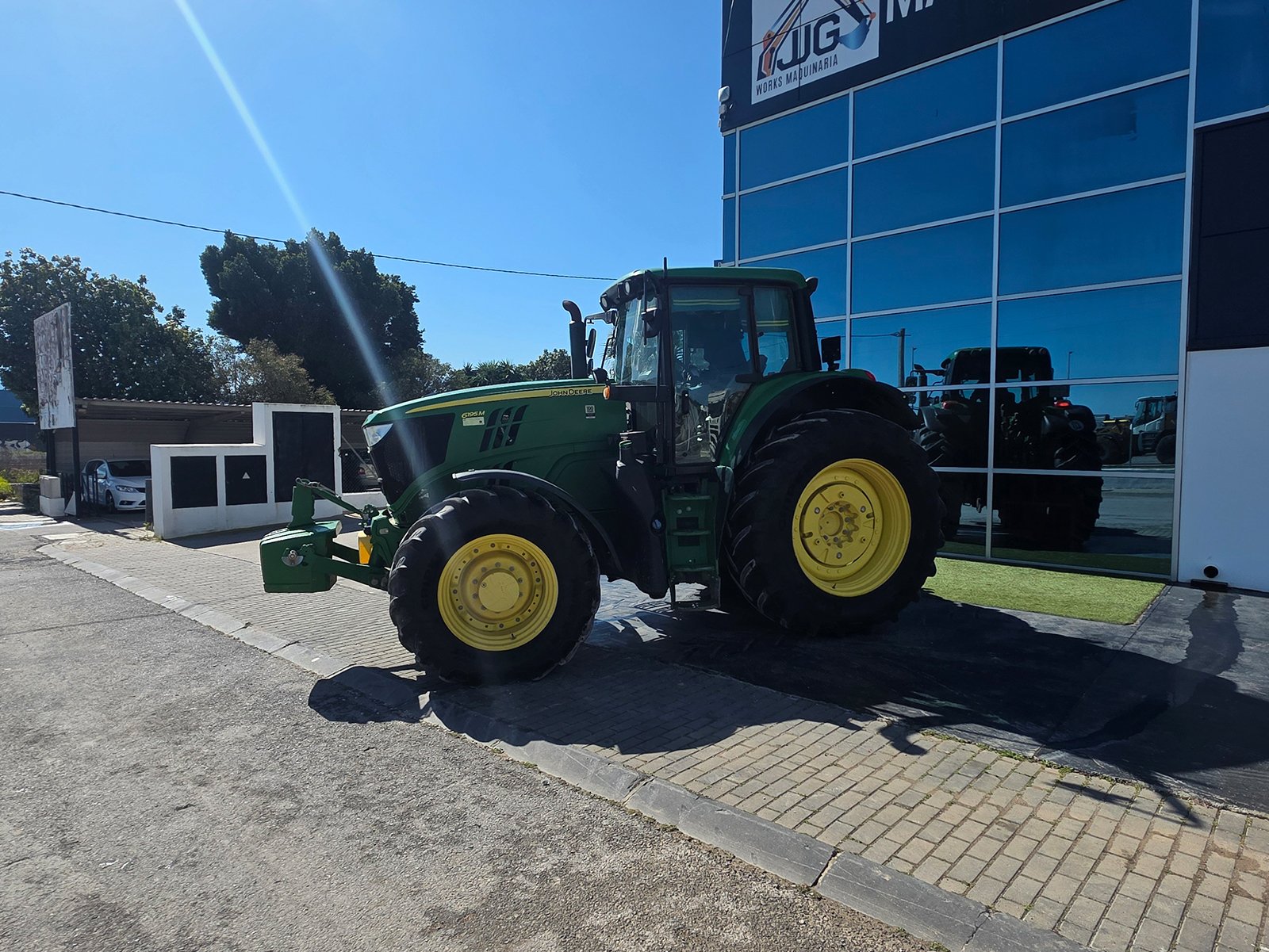 Tractor agrícola John Deere 6195M en excelente estado