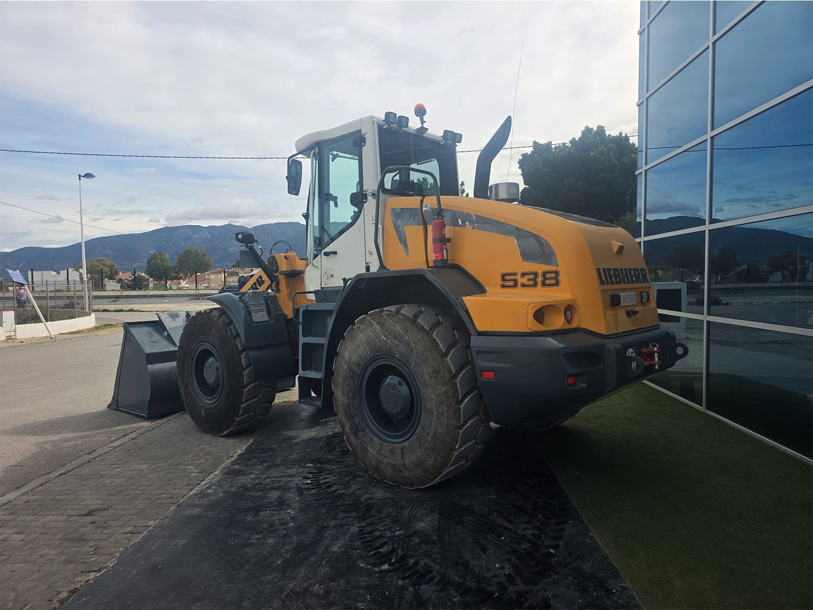 Pala cargadora Liebherr lista para incorporación inmediata