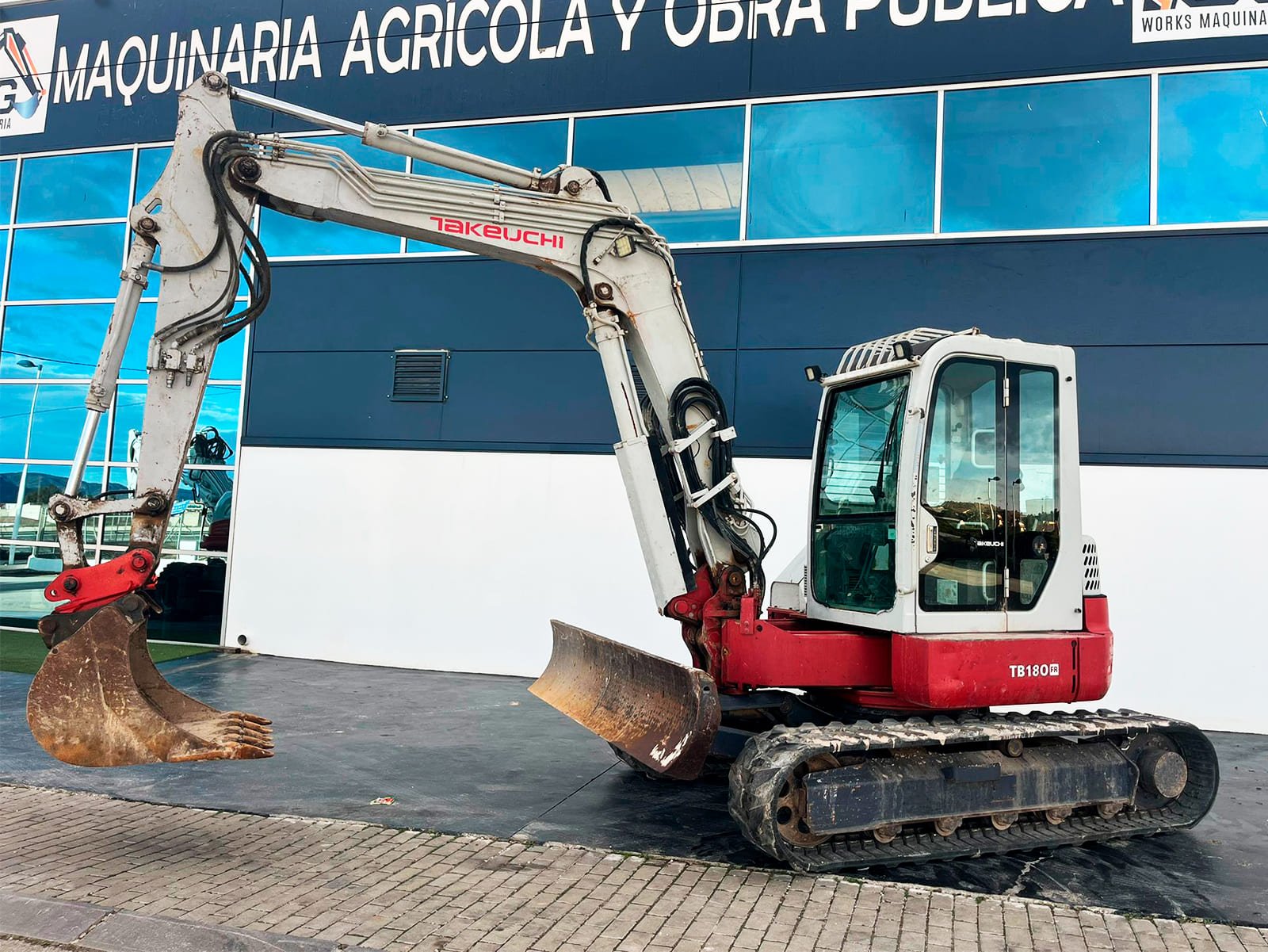 Excavadora Takeuchi TB 180 FR 2006 en venta en España con 17.000 horas Takeuchi TB 180 FR 7.200 kg excavadora compacta segunda mano Vista lateral de excavadora Takeuchi TB 180 FR con giro reducido