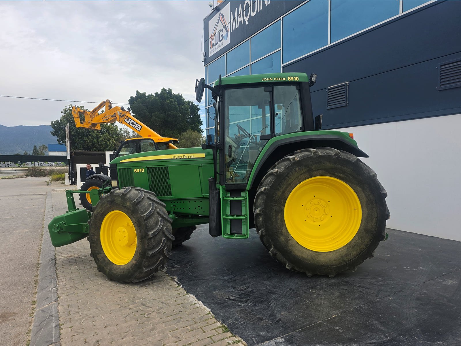 Tractor John Deere 6910 140 CV vista lateral John Deere 6910 en campo agrícola Tractor agrícola John Deere 6910 1999