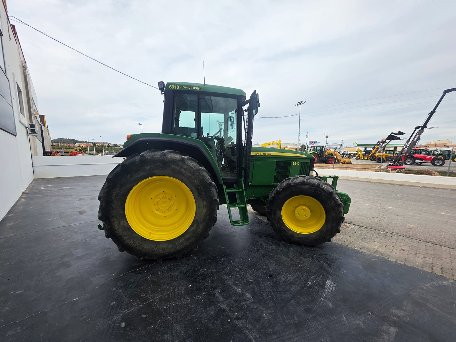 Detalle del inversor izquierda John Deere 6910 Tractor John Deere 6910 en explotación agrícola John Deere 6910 listo para trabajar