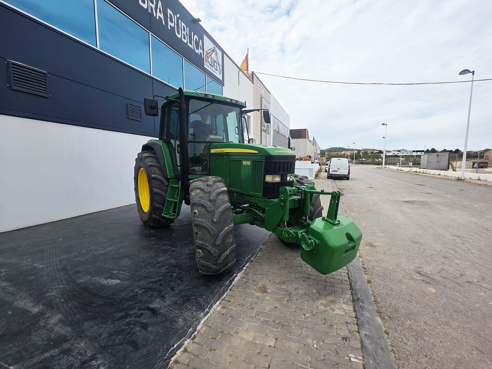 Vista frontal del John Deere 6910 Parte trasera del tractor John Deere 6910 Motor 6 cilindros John Deere 6910 detalle