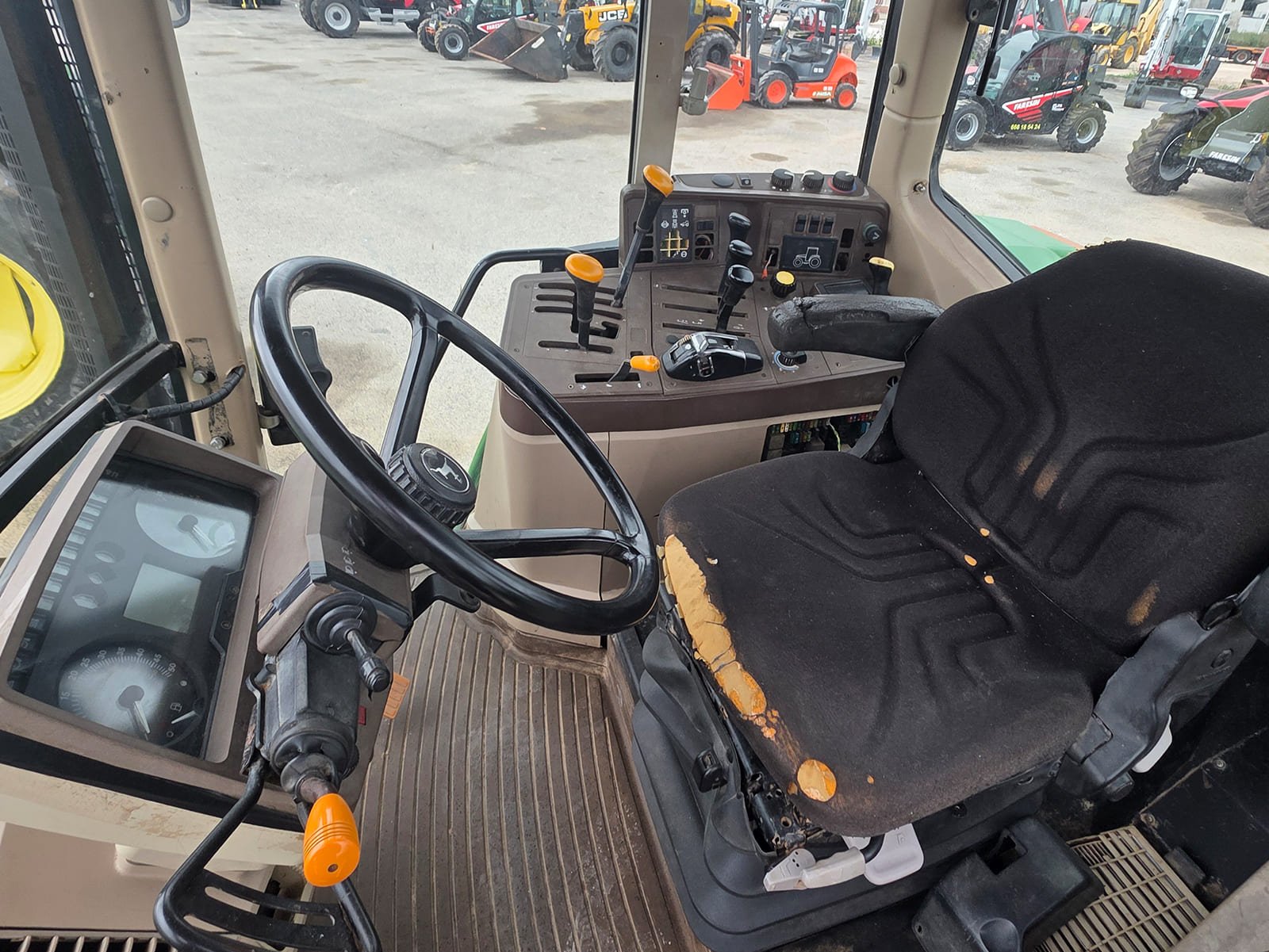 John Deere 6910 con implementos agrícolas Tractor John Deere 6910 vista completa lateral