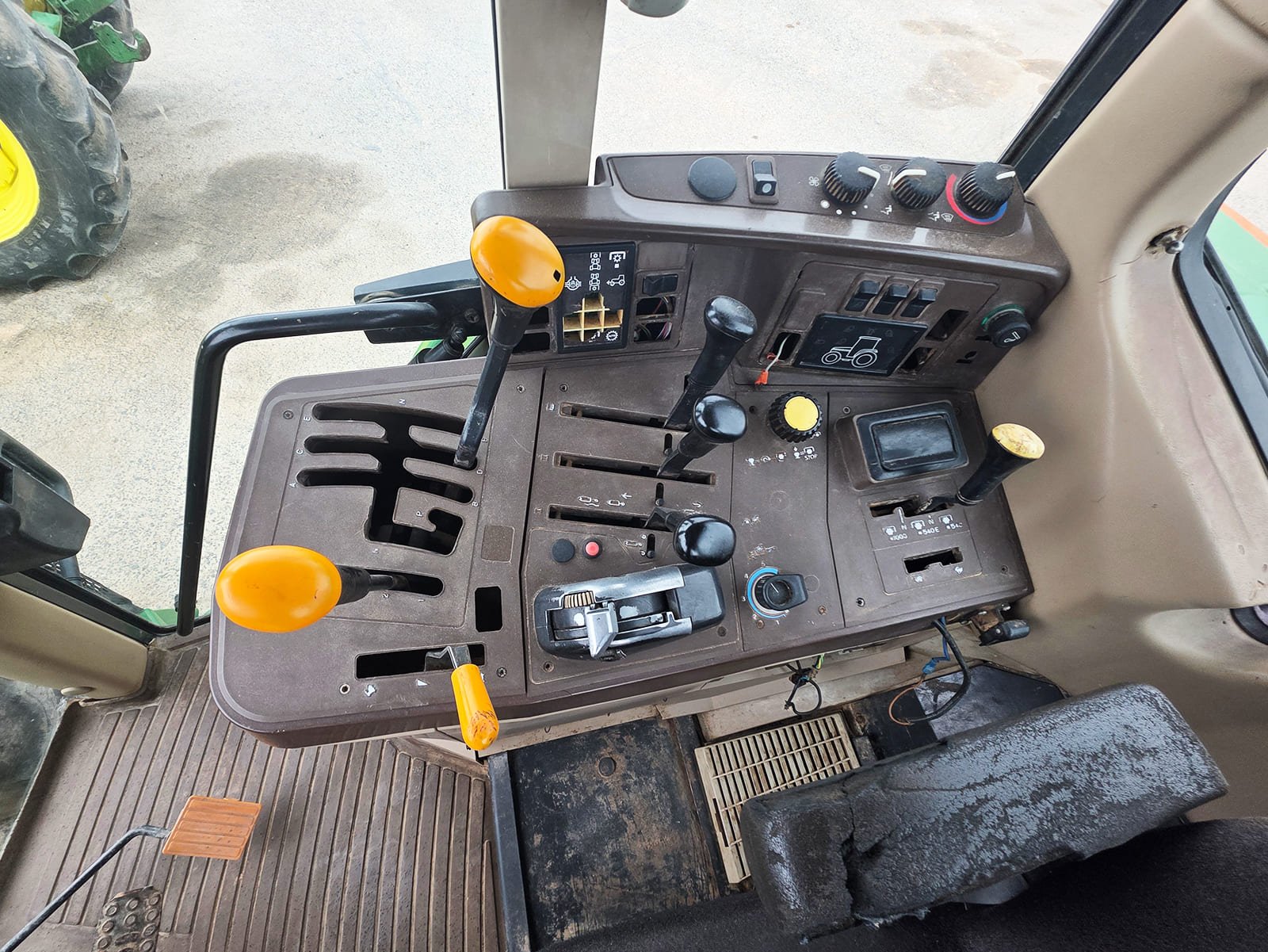 Cabina panorámica John Deere 6910 Detalle del eje delantero John Deere 6910 Detalle del eje trasero John Deere 6910