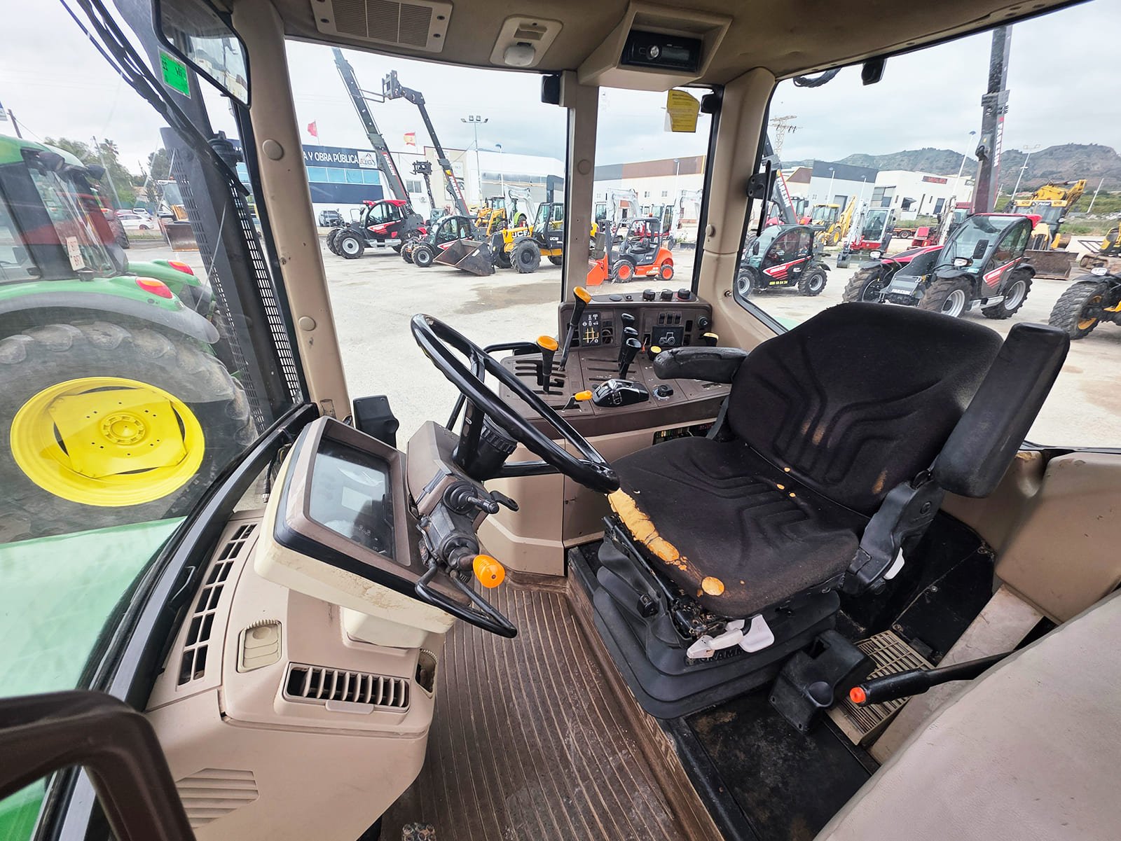 John Deere 6910 listo para trabajar Sistema hidráulico del John Deere 6910 Tractor agrícola John Deere 6910 segunda mano Vista general del John Deere 6910 140 CV