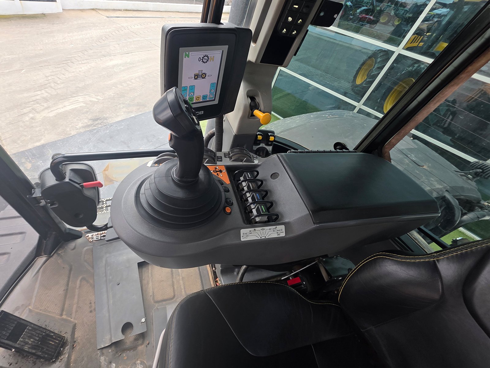 Tractor agrícola JCB Fastrac 8330 preparado para aperos