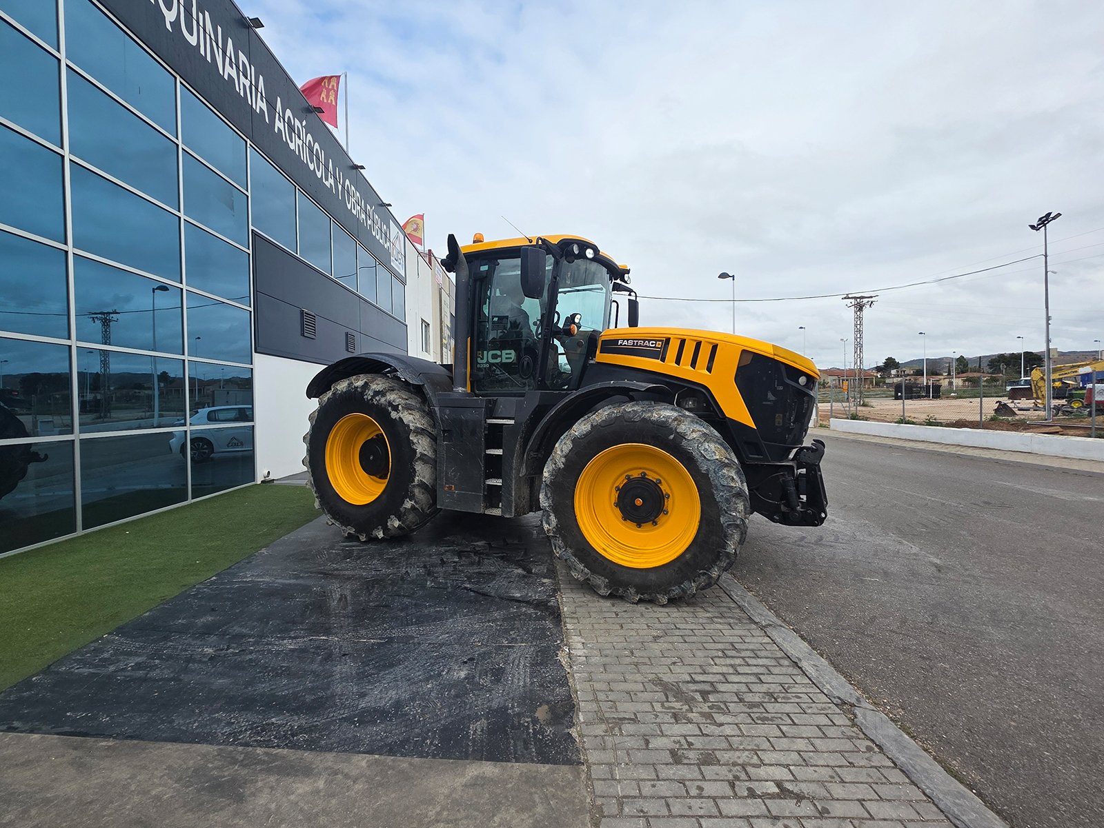 JCB Fastrac 8330 trabajando en labores agrícolas