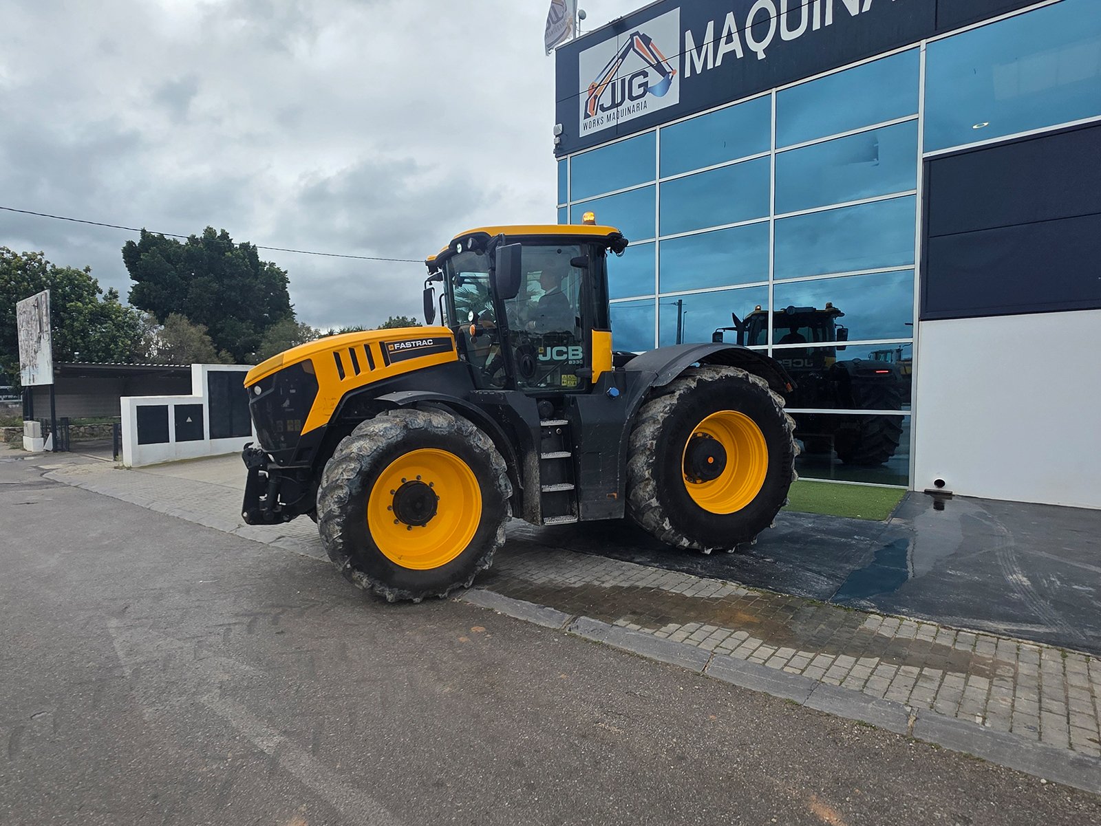 Cabina del tractor JCB Fastrac 8330 interior con controles