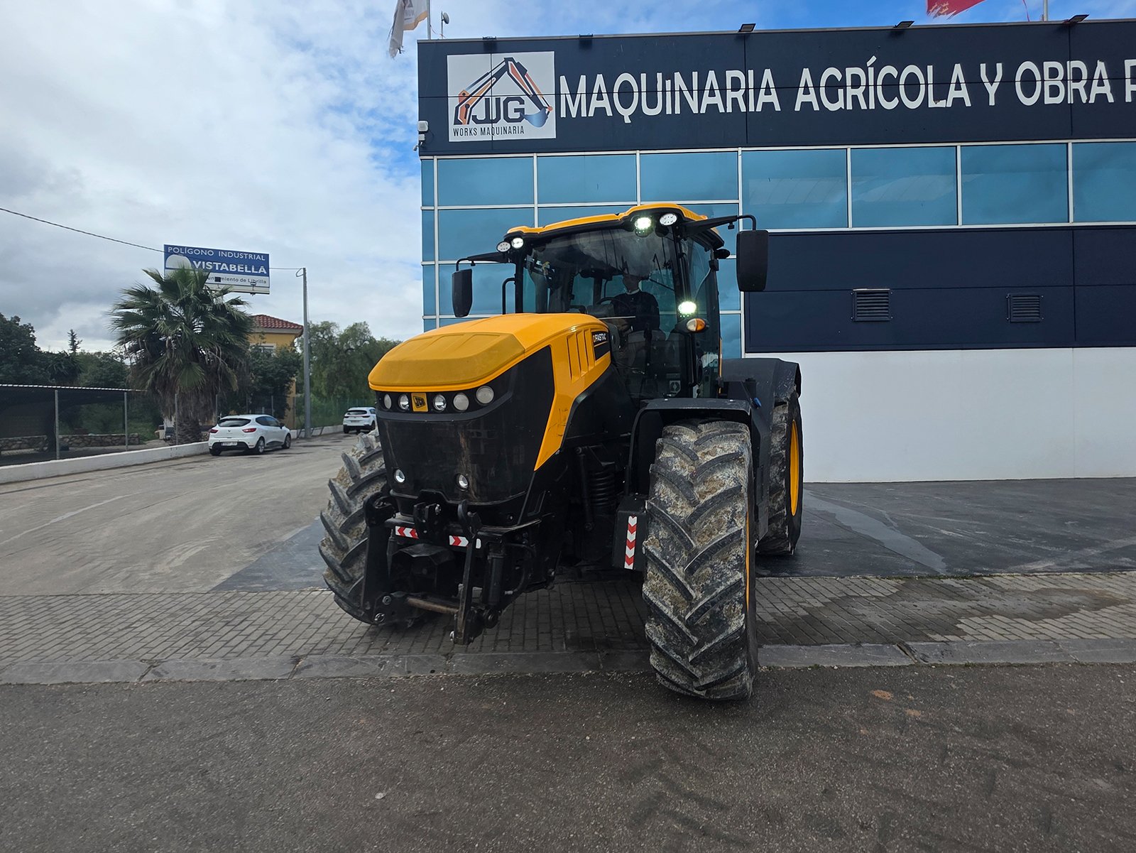 Tractor agrícola JCB Fastrac 8330 preparado para aperos