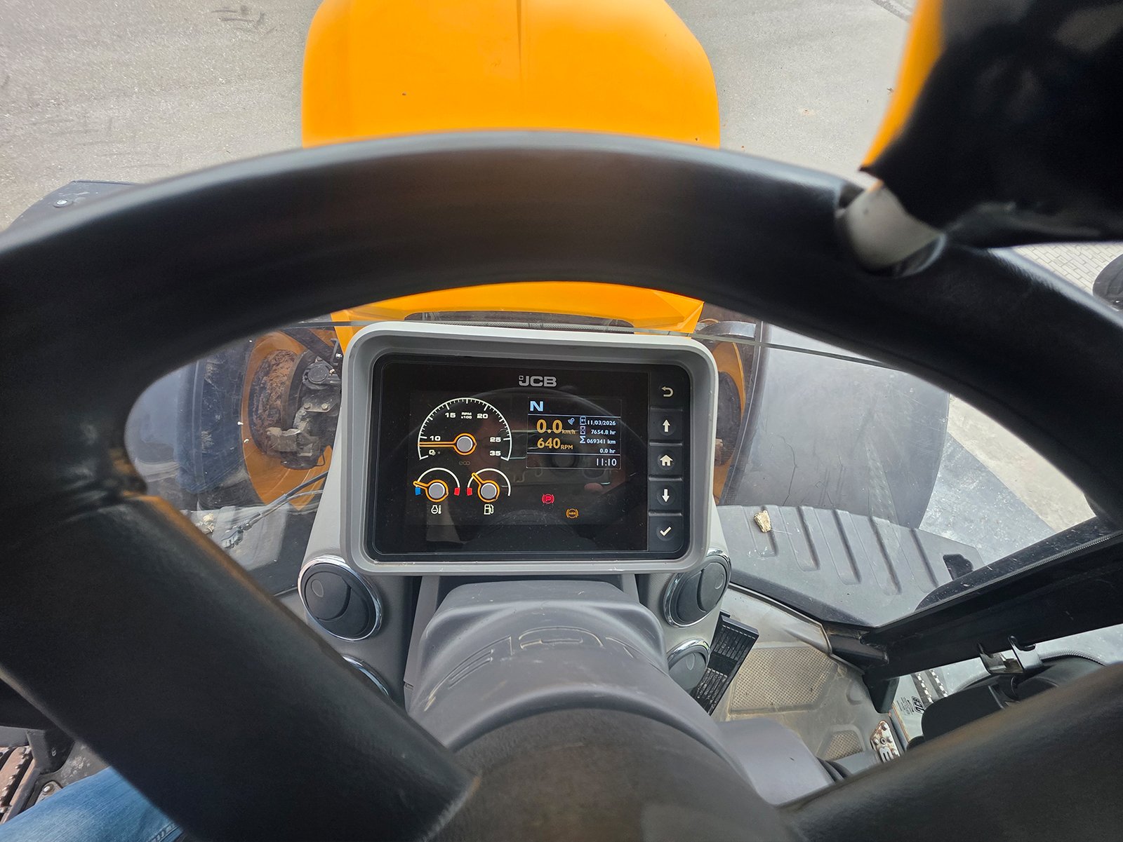 Tractor JCB Fastrac 8330 en campo agrícola