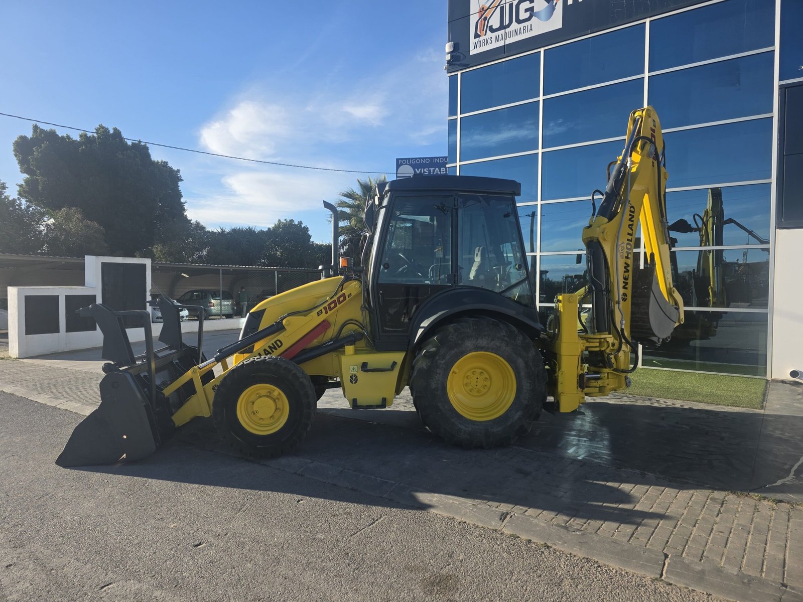 Instalación hidráulica martillo New Holland B100B Vista diagonal New Holland B100B New Holland B100B excavando zanja