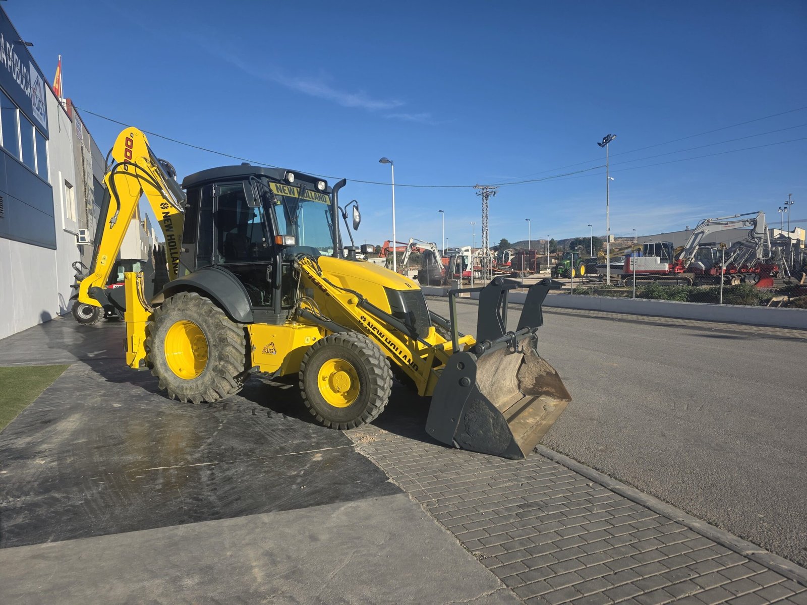 New Holland B100B lista para trabajar Detalle del chasis New Holland B100B Ruedas New Holland B100B detalle