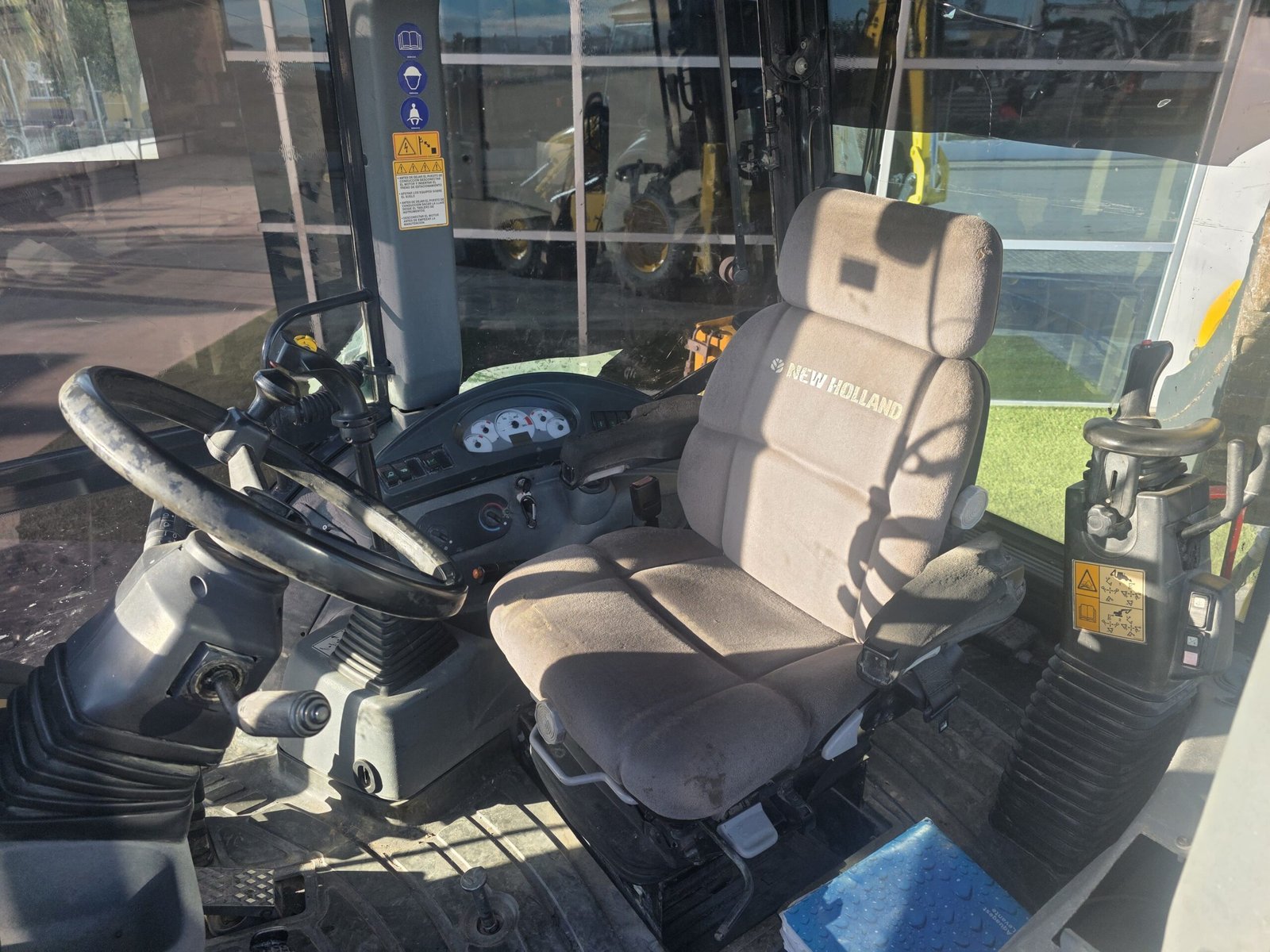 Cabina panorámica New Holland B100B New Holland B100B en movimiento obra Retroexcavadora mixta New Holland B100B en venta