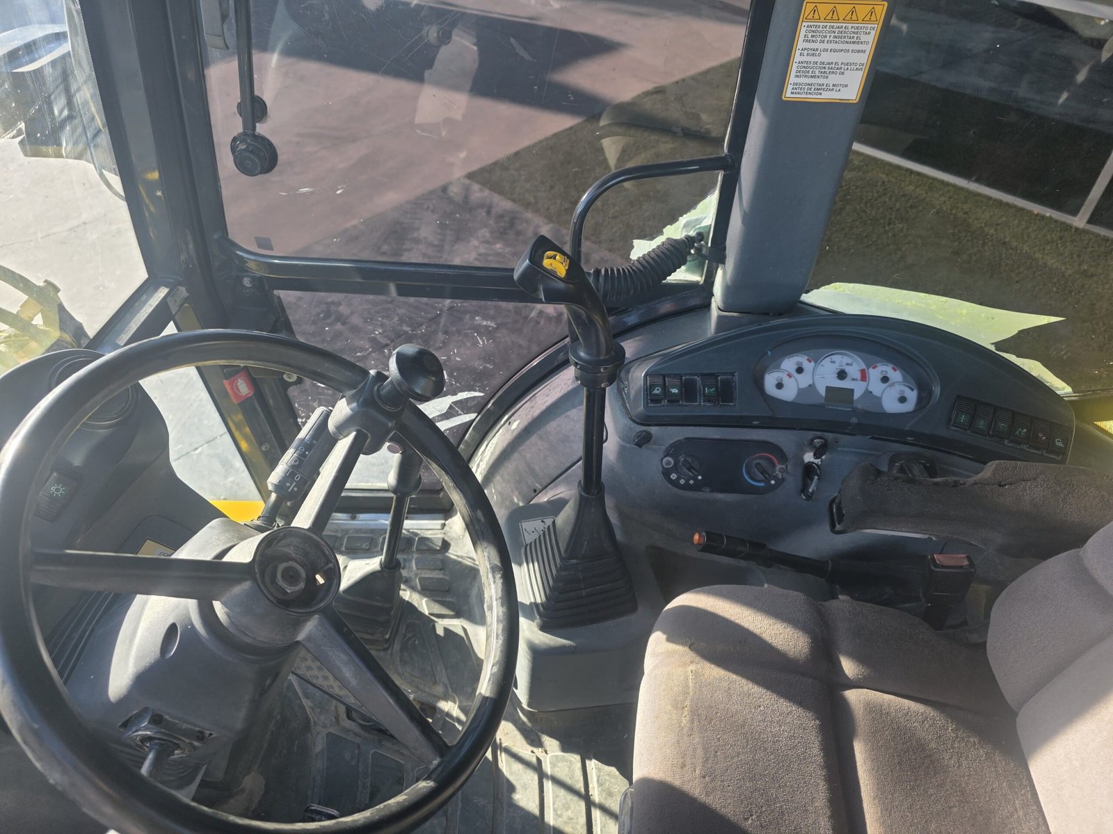 Cabina panorámica New Holland B100B New Holland B100B en movimiento obra Retroexcavadora mixta New Holland B100B en venta