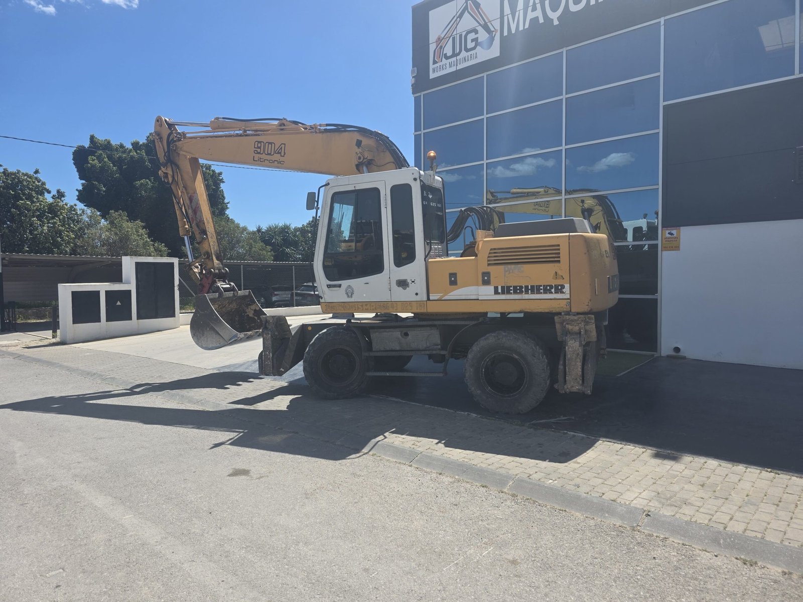 Liebherr A 904 excavando zanja Máquina Liebherr 18 toneladas ruedas Liebherr A 904 lista para trabajar Detalle del chasis Liebherr A 904