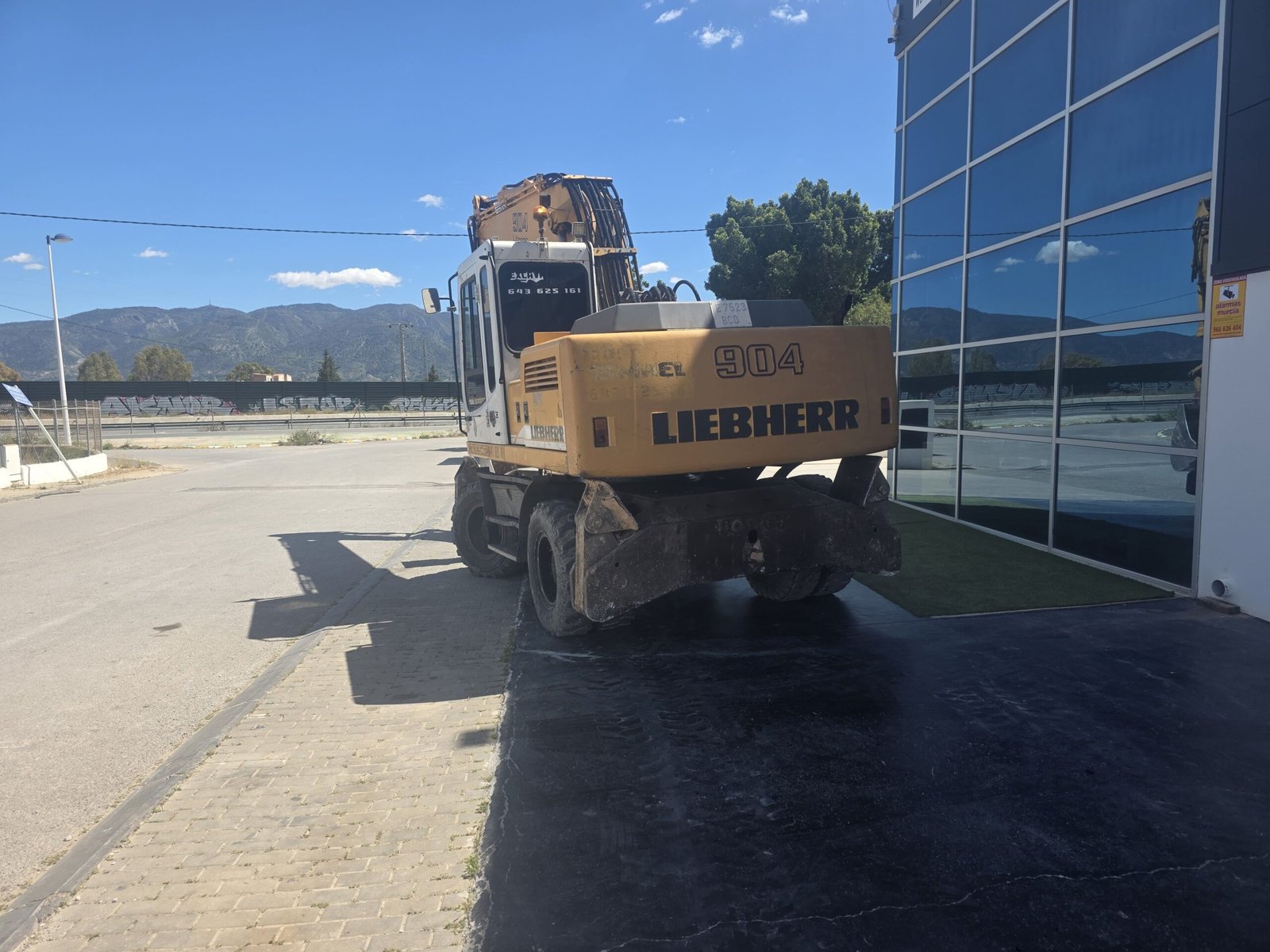 Excavadora Liebherr con enganche rápido Instalación hidráulica martillo Liebherr A 904 Vista diagonal Liebherr A 904 Litronic
