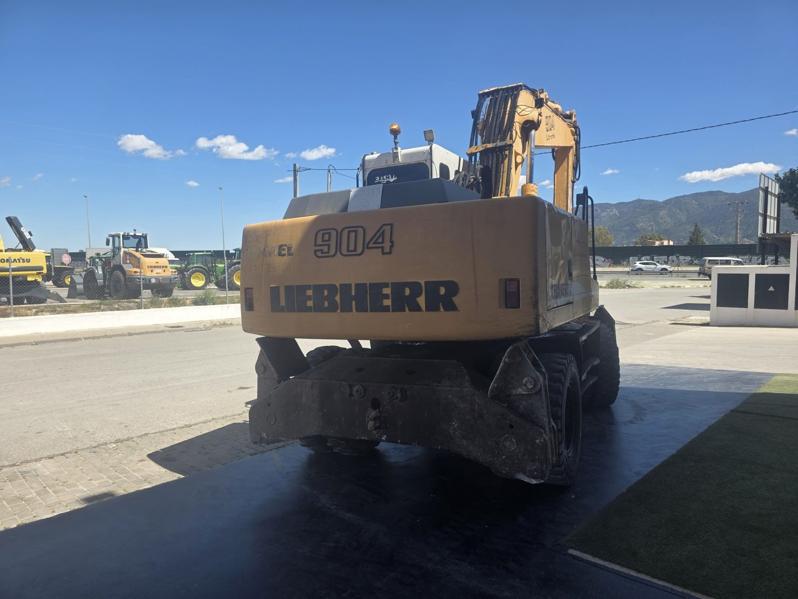 Excavadora ruedas Liebherr en ciudad Liebherr A 904 con cazo 0,8 m3 Sistema hidráulico Liebherr A 904 Litronic