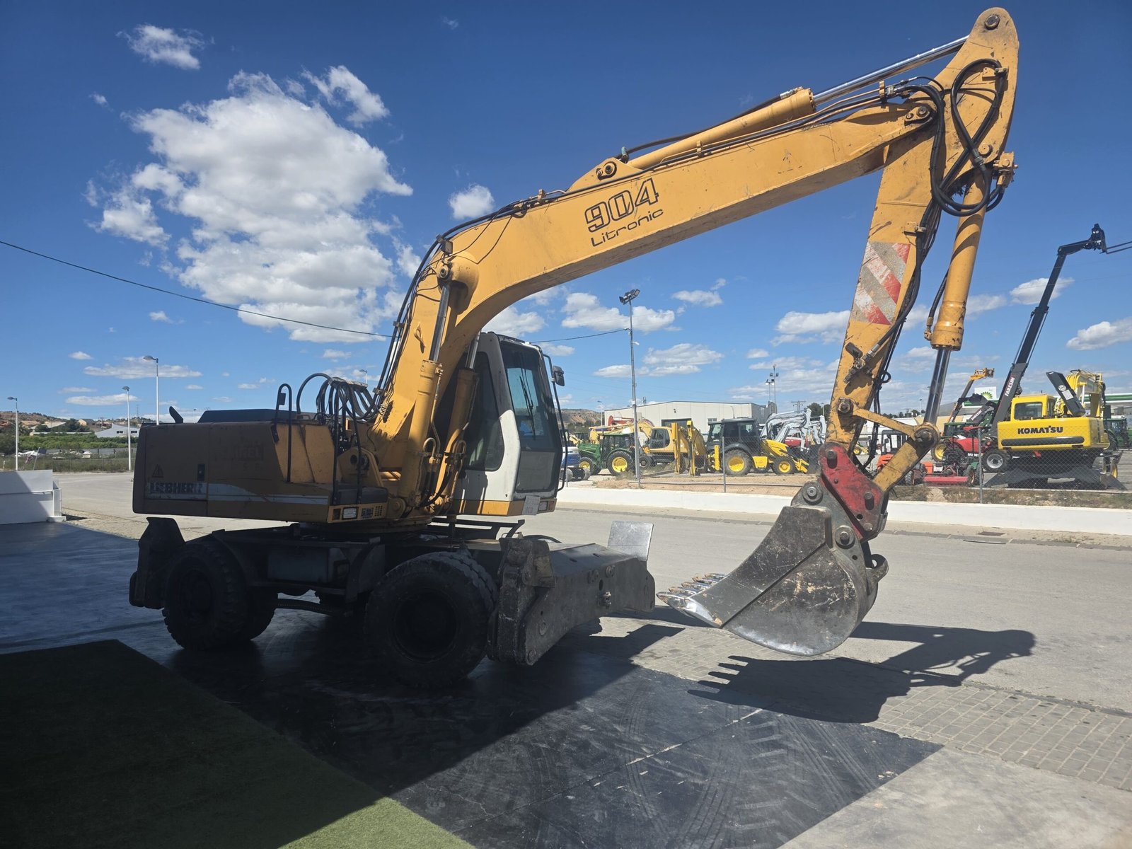 Vista frontal Liebherr A 904 usada Parte trasera Liebherr A 904 Litronic Cabina Liebherr A 904 interior