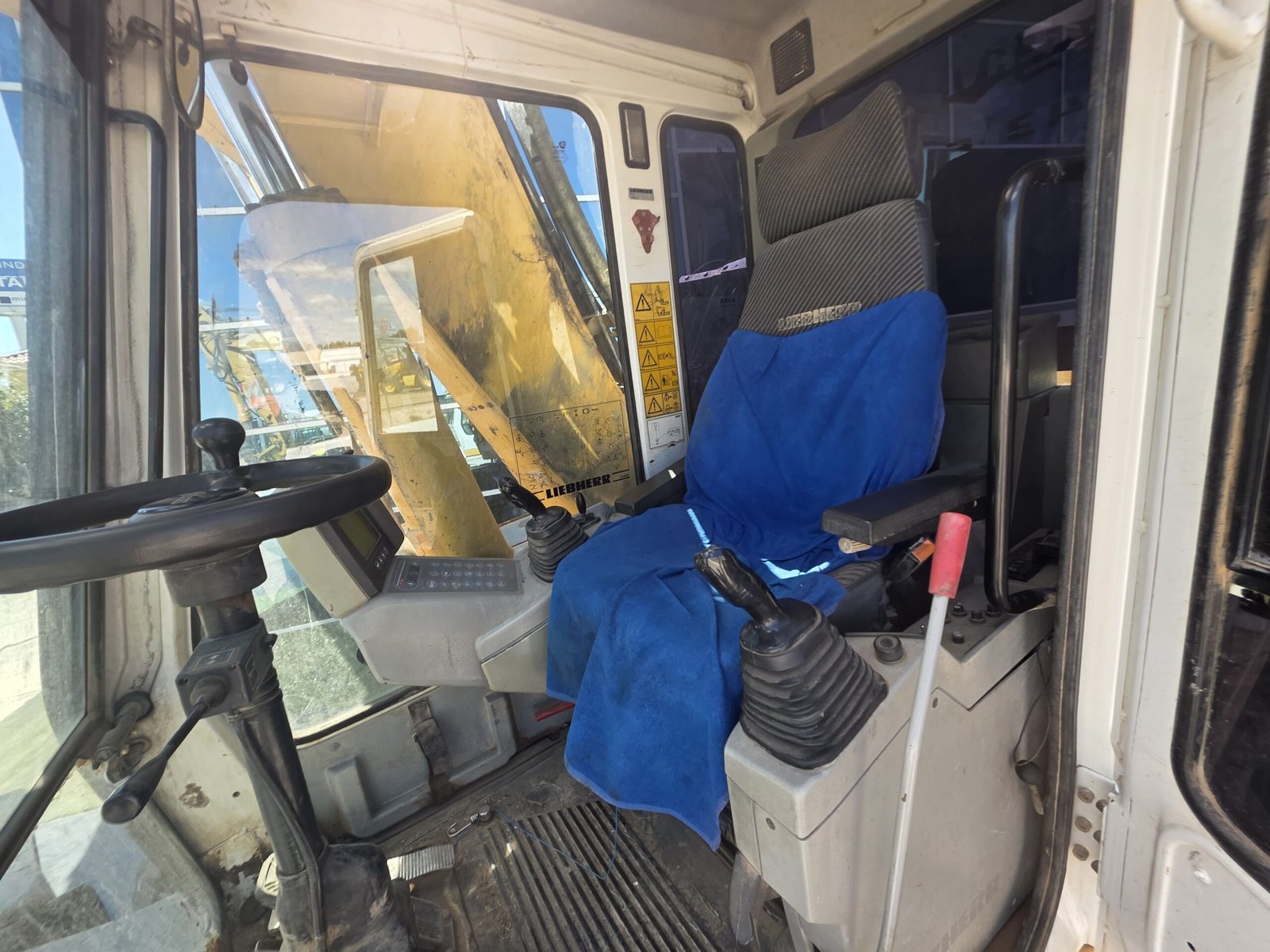 Liebherr A 904 Litronic segunda mano 2003 vista lateral Excavadora de ruedas Liebherr A 904 en obra Liebherr A 904 Litronic 109 CV excavando