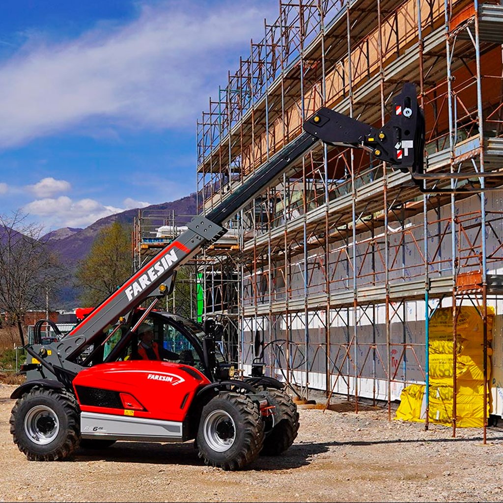Compara manipulador telescópico y elevador de tijera según altura, carga, terreno y coste. Descubre qué equipo alquilar en cada trabajo