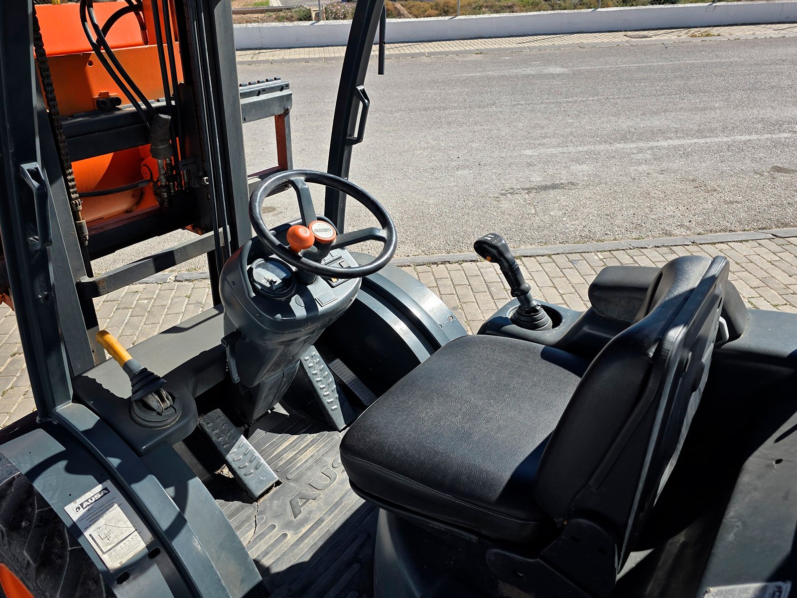 Vista frontal John Deere 6175M Parte trasera John Deere 6175M con enganche Cabina John Deere 6175M interior