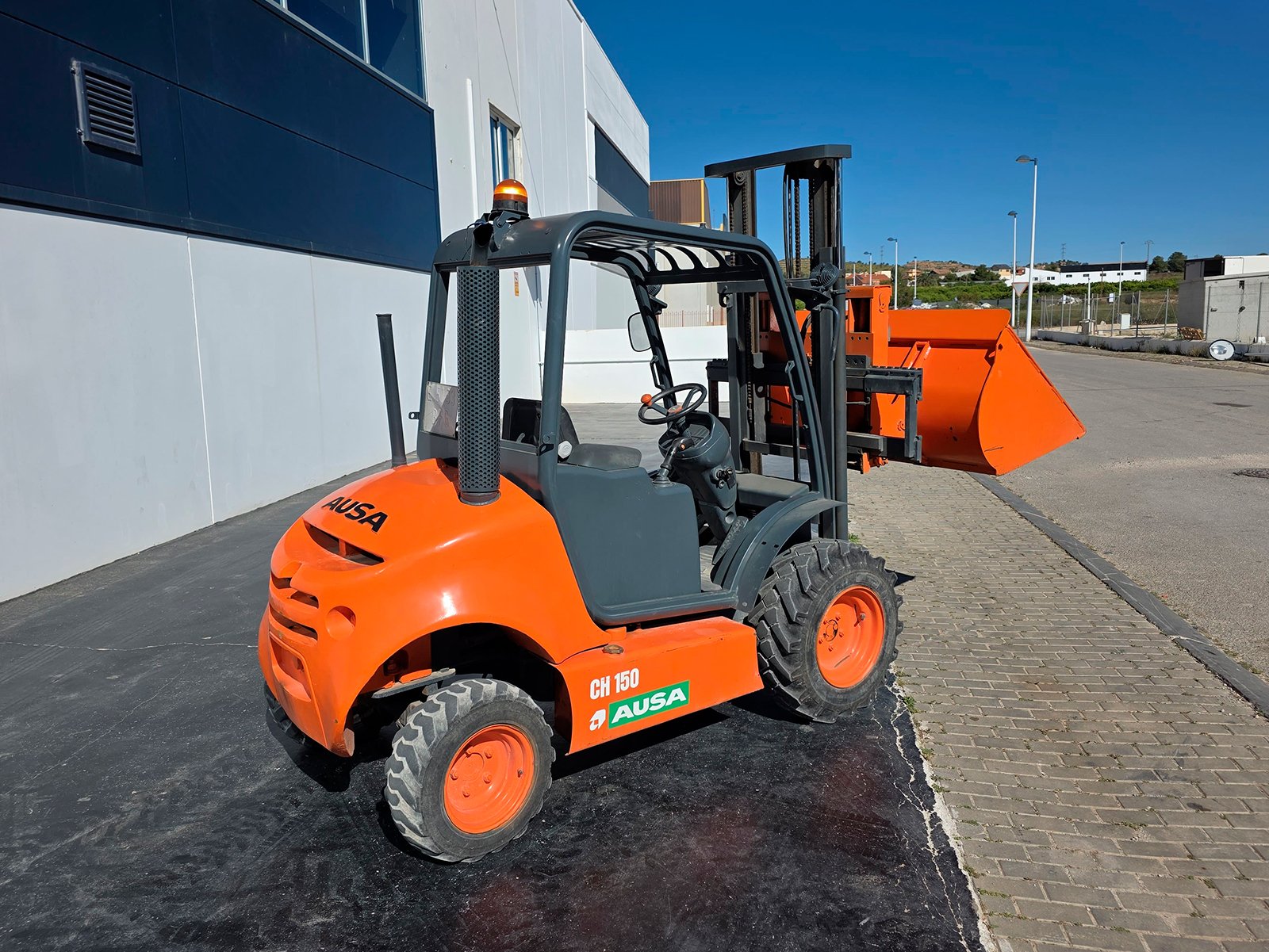 Elevador trasero John Deere 6175M 9 toneladas Vista diagonal John Deere 6175M Ruedas tractor John Deere 6175M detalle