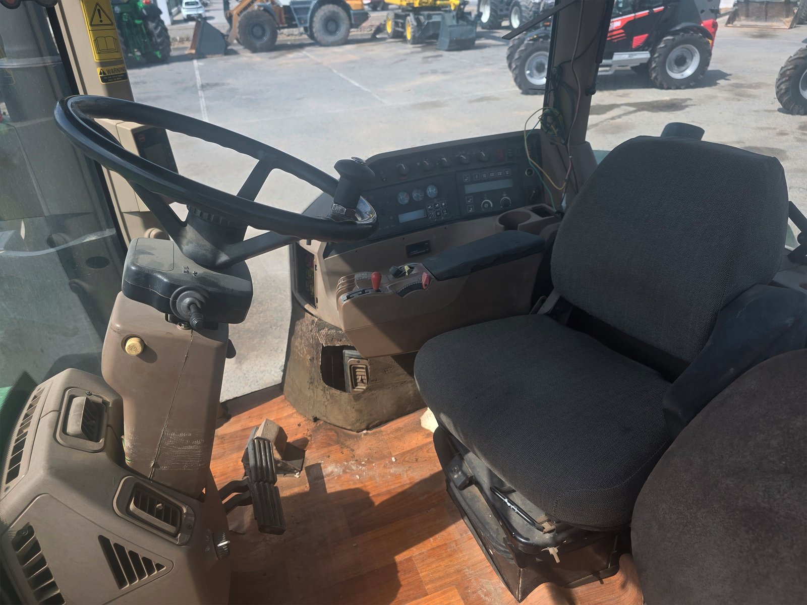 John Deere 8300 en transporte agrícola Panel de control John Deere 8300 Vista diagonal John Deere 8300 Tractor John Deere 8300 listo para trabajar